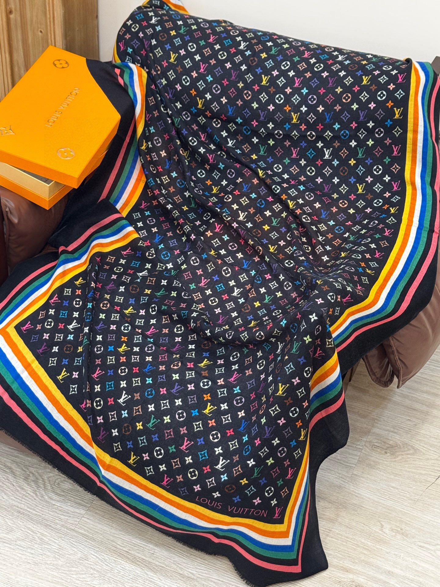  💟25年Iv最火的村上隆三彩羊绒长巾出货了！也可做装裱画，绝美无比，尽显时尚高端大气奢华风格！年度最佳