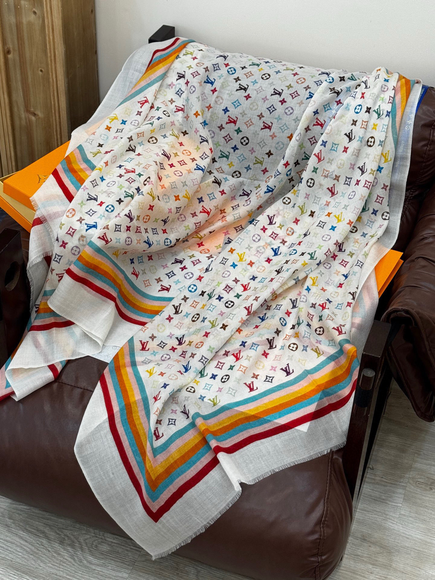  💟25年Iv最火的村上隆三彩羊绒长巾出货了！也可做装裱画，绝美无比，尽显时尚高端大气奢华风格！年度最佳