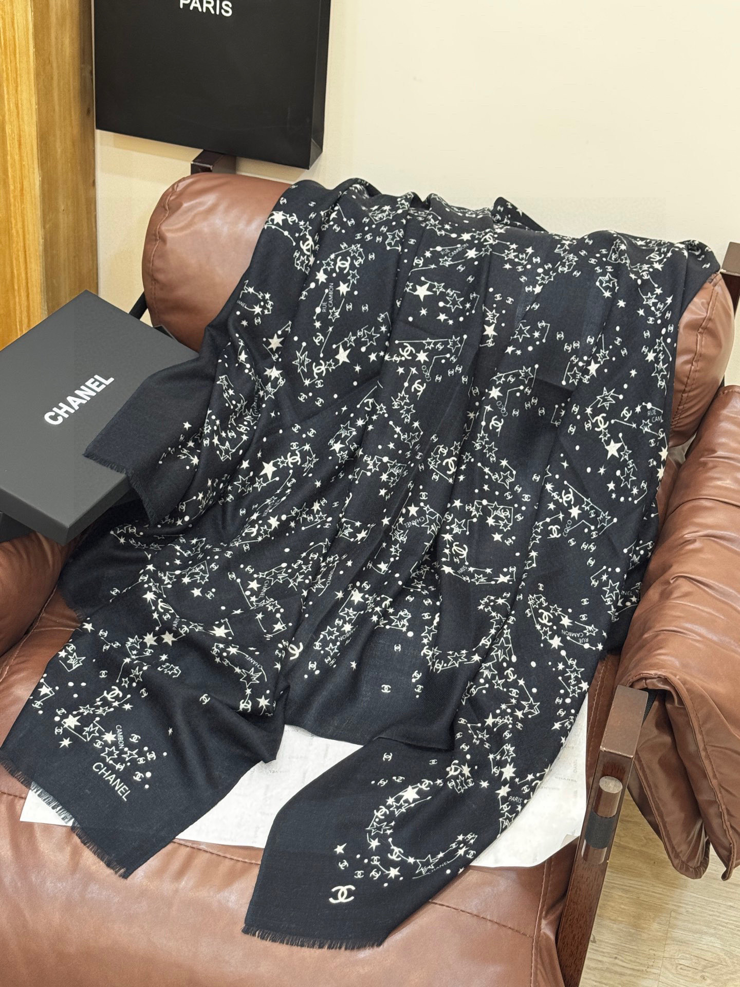  💟CHANEL香奈儿经典元素设计优雅大方，绕在颈间超级完美💋💋简直人间的尤物😍 专柜品质玫瑰长巾100