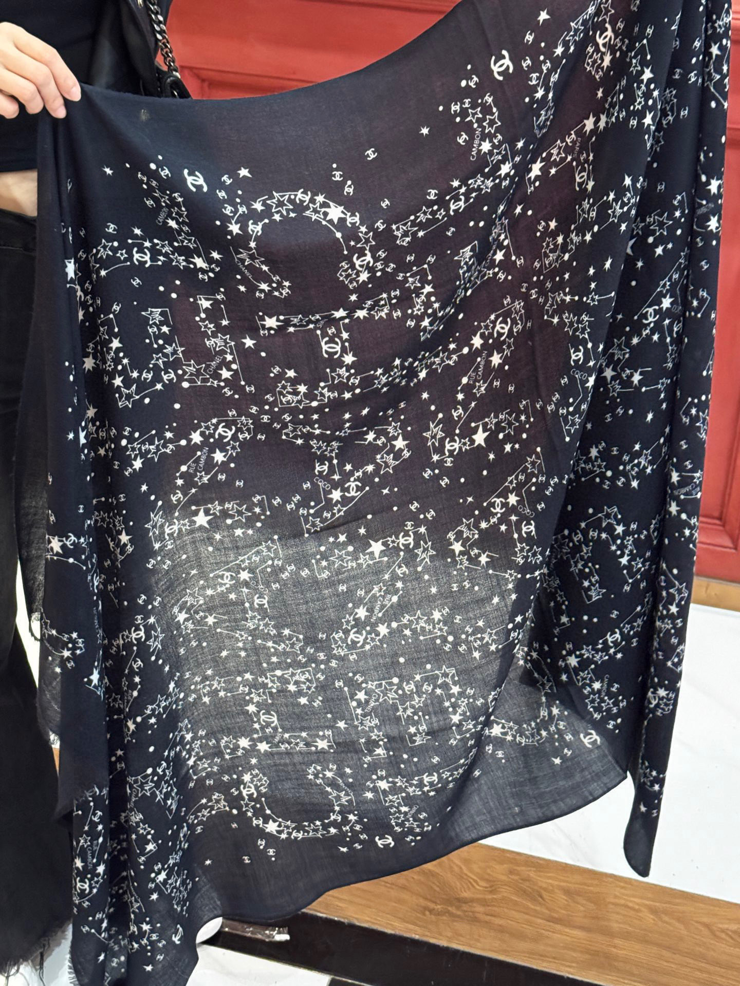  💟CHANEL香奈儿经典元素设计优雅大方，绕在颈间超级完美💋💋简直人间的尤物😍 专柜品质玫瑰长巾100