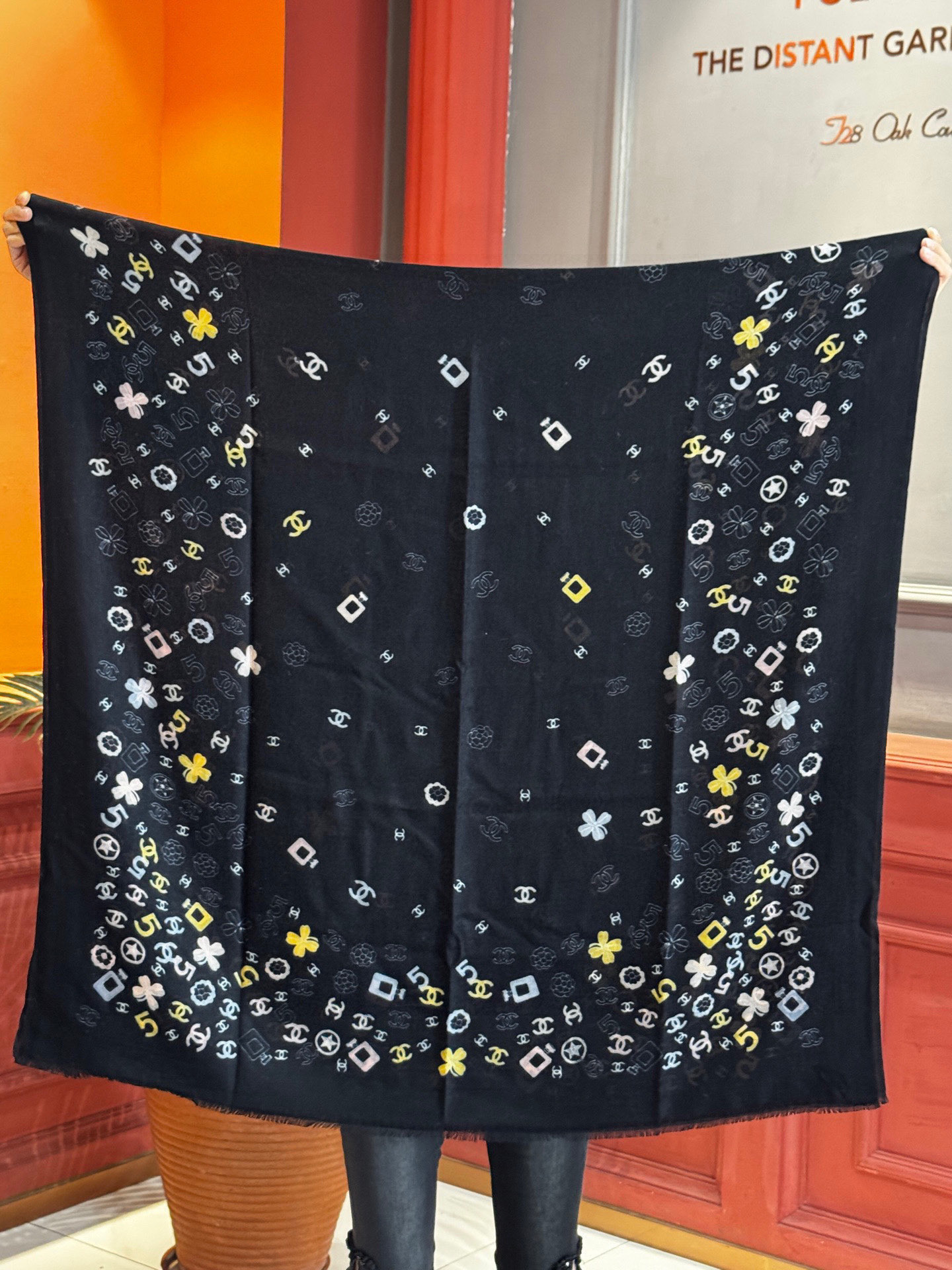  💟CHANEL香奈儿经典元素设计优雅大方，绕在颈间超级完美💋💋简直人间的尤物😍 专柜品质玫瑰长巾100