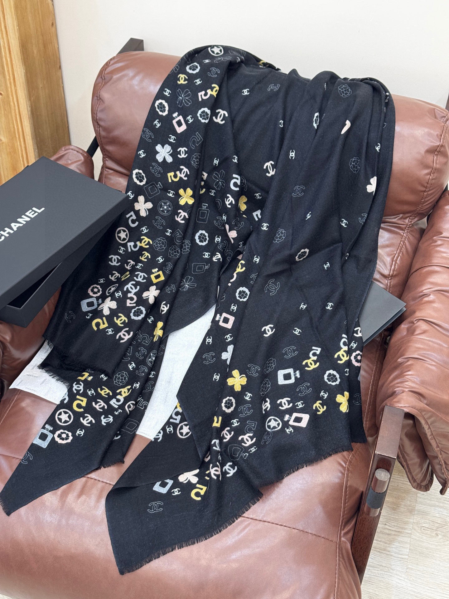  💟CHANEL香奈儿经典元素设计优雅大方，绕在颈间超级完美💋💋简直人间的尤物😍 专柜品质玫瑰长巾100