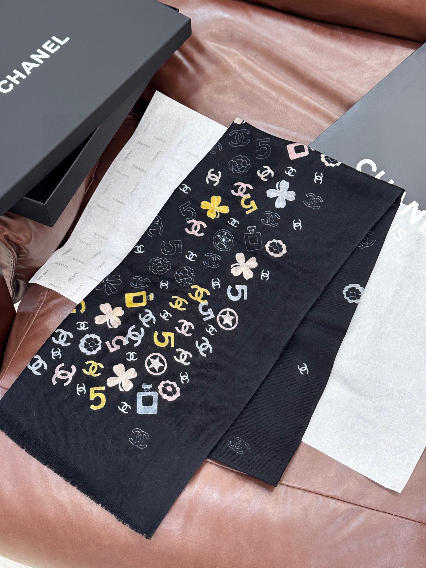  💟CHANEL香奈儿经典元素设计优雅大方，绕在颈间超级完美💋💋简直人间的尤物😍 专柜品质玫瑰长巾100