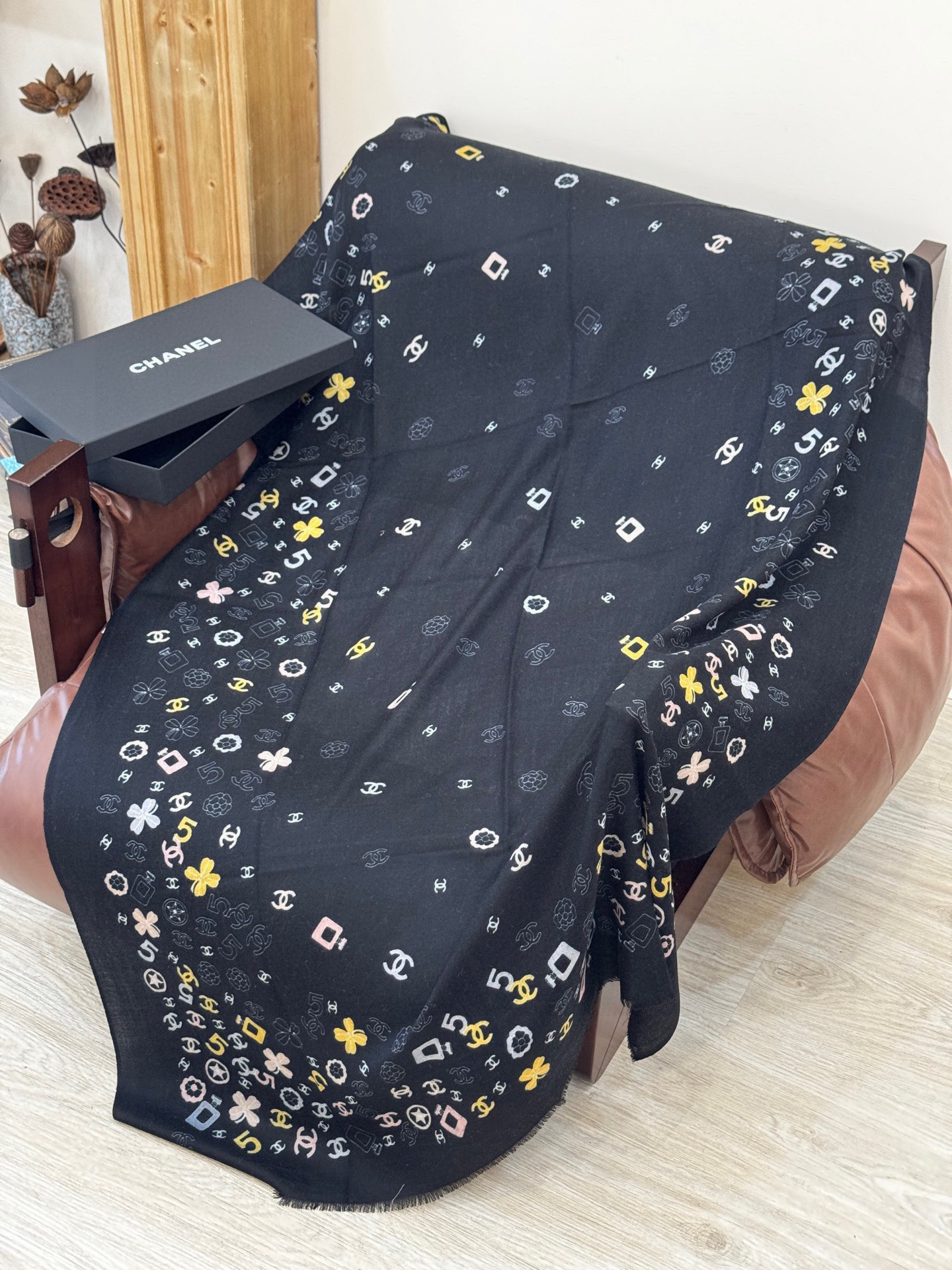  💟CHANEL香奈儿经典元素设计优雅大方，绕在颈间超级完美💋💋简直人间的尤物😍 专柜品质玫瑰长巾100