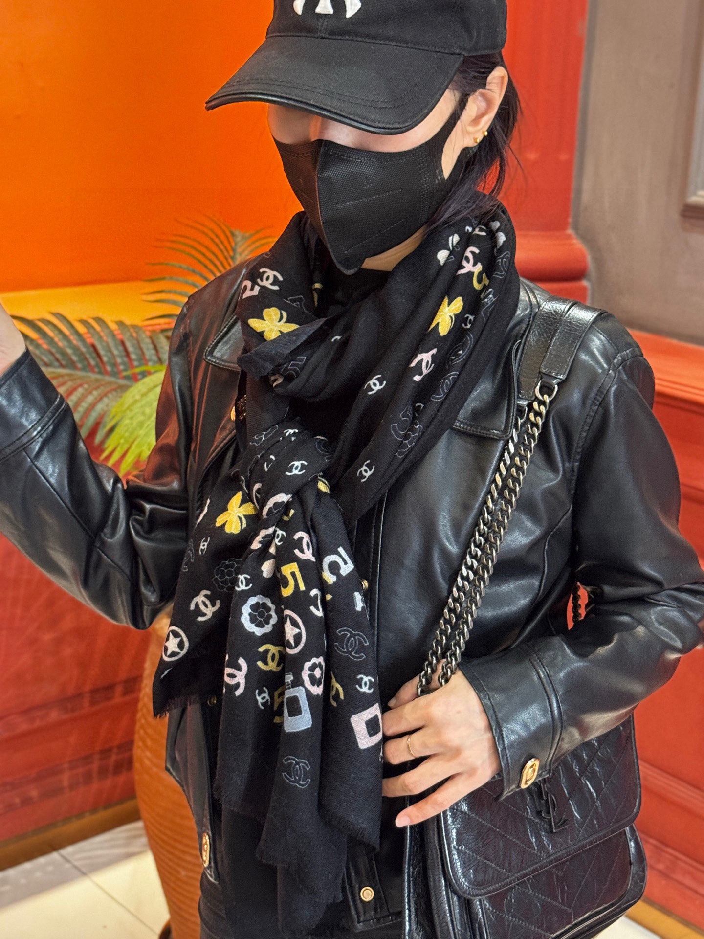  💟CHANEL香奈儿经典元素设计优雅大方，绕在颈间超级完美💋💋简直人间的尤物😍 专柜品质玫瑰长巾100