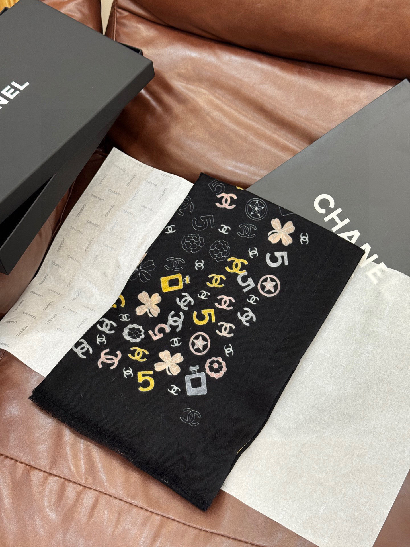  💟CHANEL香奈儿经典元素设计优雅大方，绕在颈间超级完美💋💋简直人间的尤物😍 专柜品质玫瑰长巾100