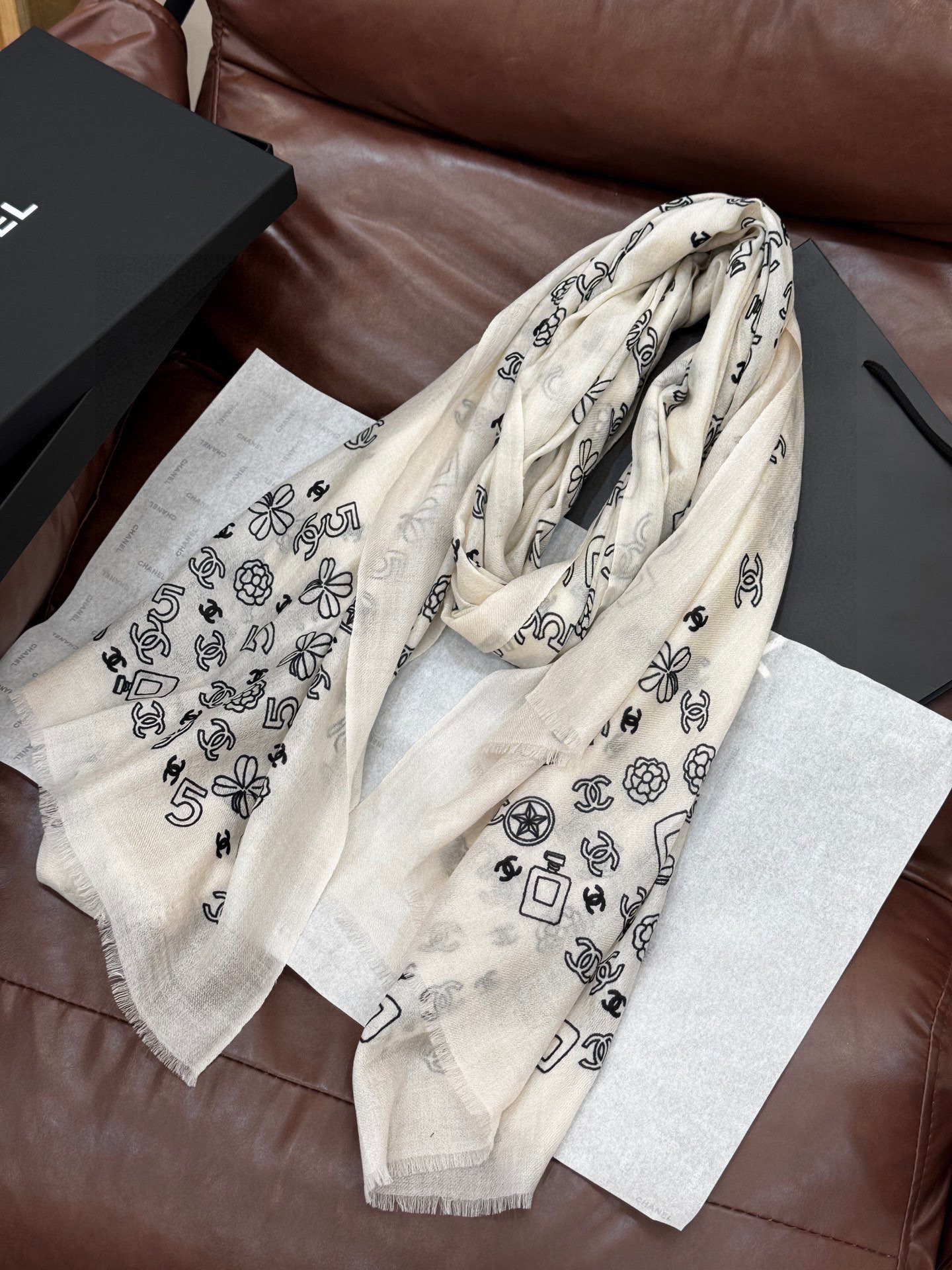  💟CHANEL香奈儿经典元素设计优雅大方，绕在颈间超级完美💋💋简直人间的尤物😍 专柜品质玫瑰长巾100