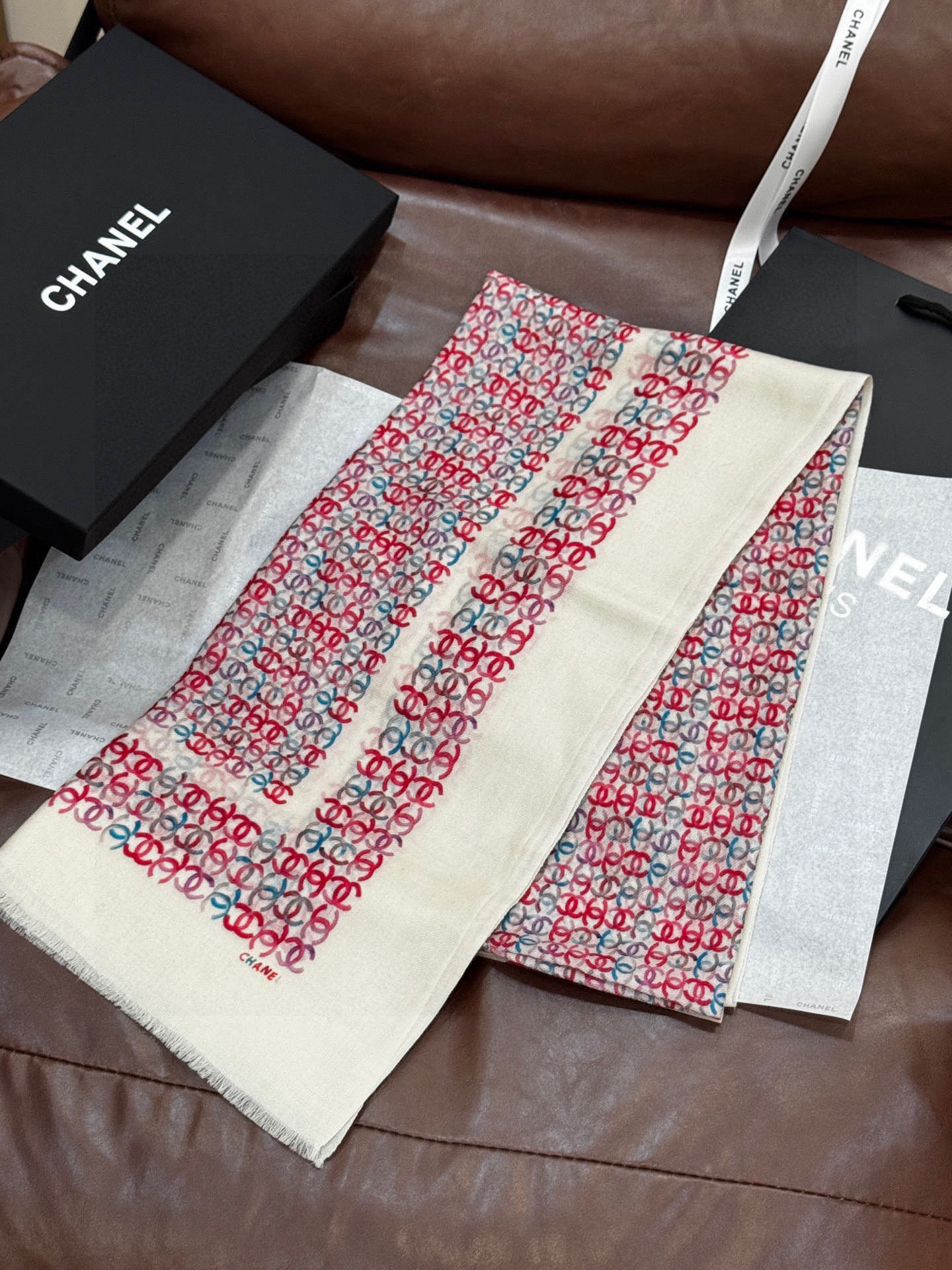  💟2025年秋冬新款 💟CHANEL香奈儿经典元素设计优雅大方，绕在颈间超级完美💋💋简直人间的尤物😍 