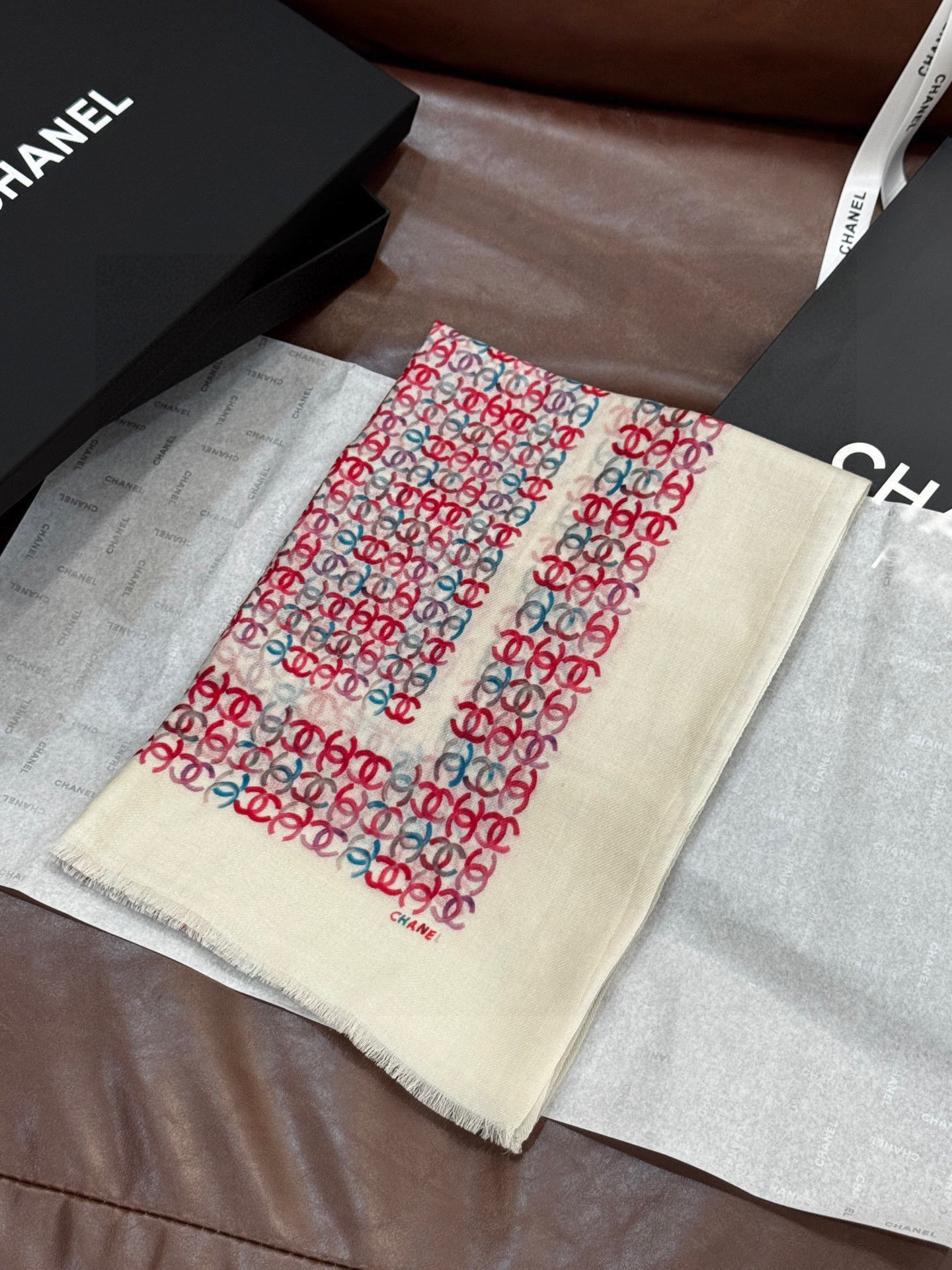  💟2025年秋冬新款 💟CHANEL香奈儿经典元素设计优雅大方，绕在颈间超级完美💋💋简直人间的尤物😍 