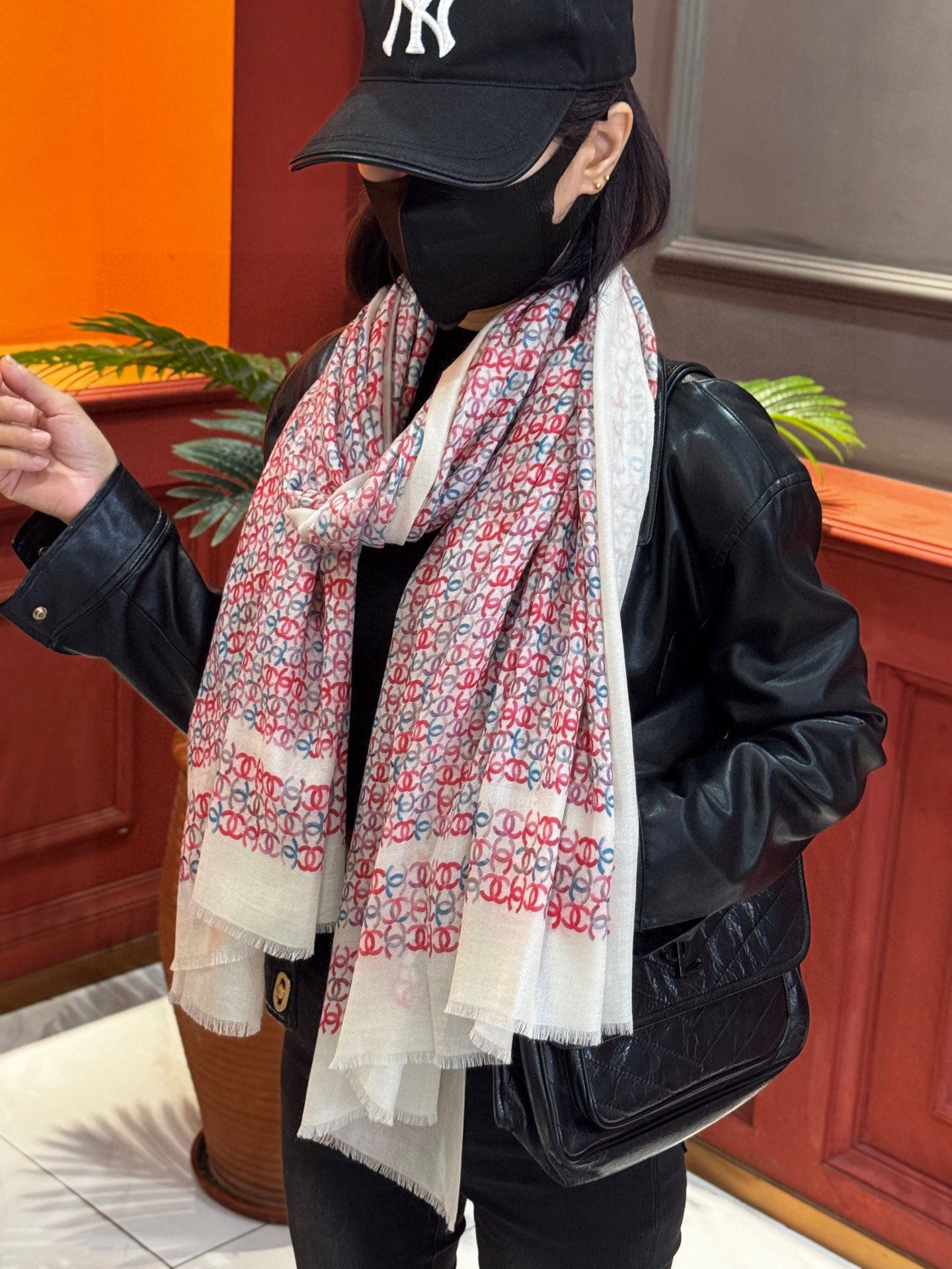  💟2025年秋冬新款 💟CHANEL香奈儿经典元素设计优雅大方，绕在颈间超级完美💋💋简直人间的尤物😍 