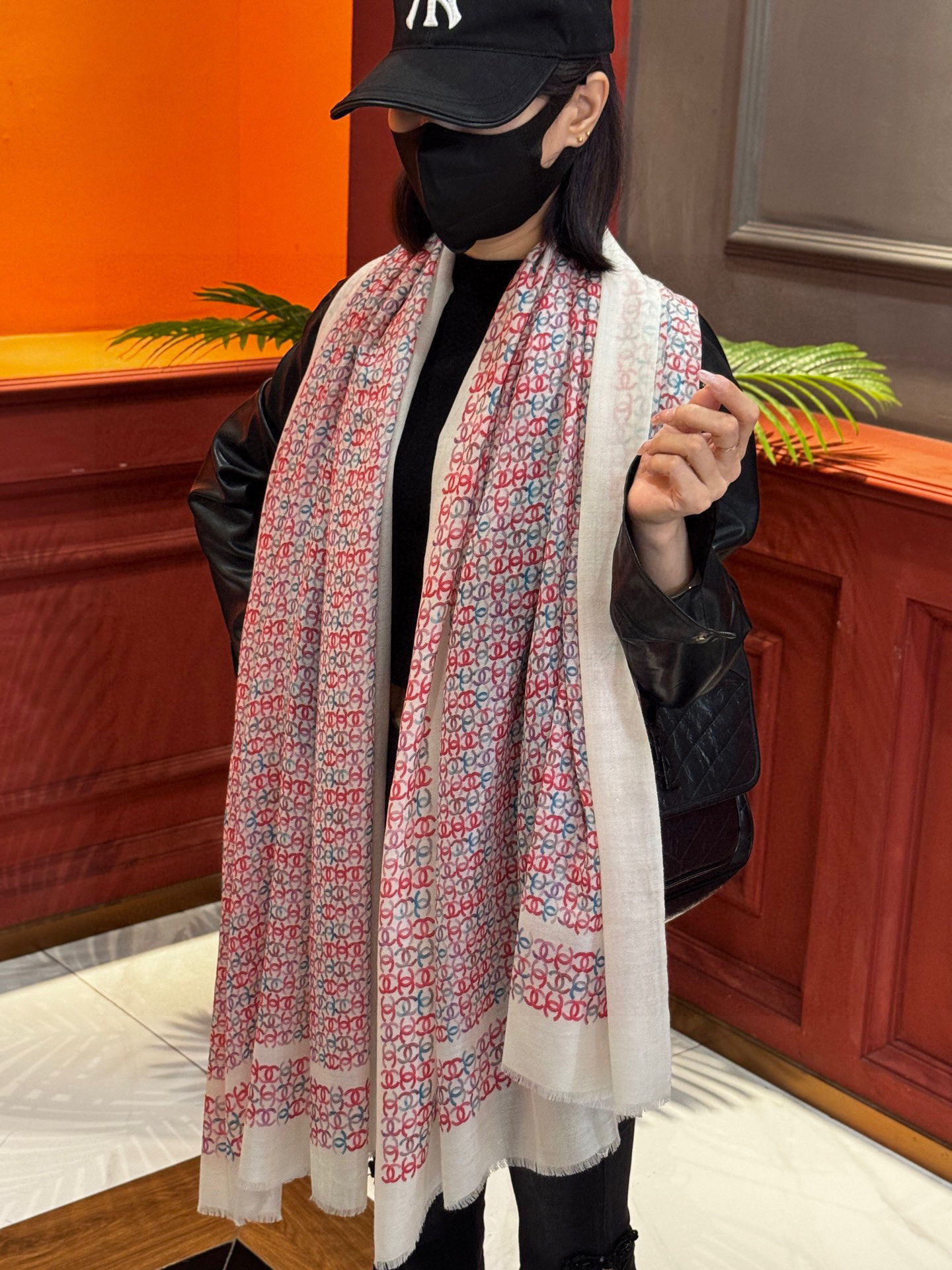  💟2025年秋冬新款 💟CHANEL香奈儿经典元素设计优雅大方，绕在颈间超级完美💋💋简直人间的尤物😍 