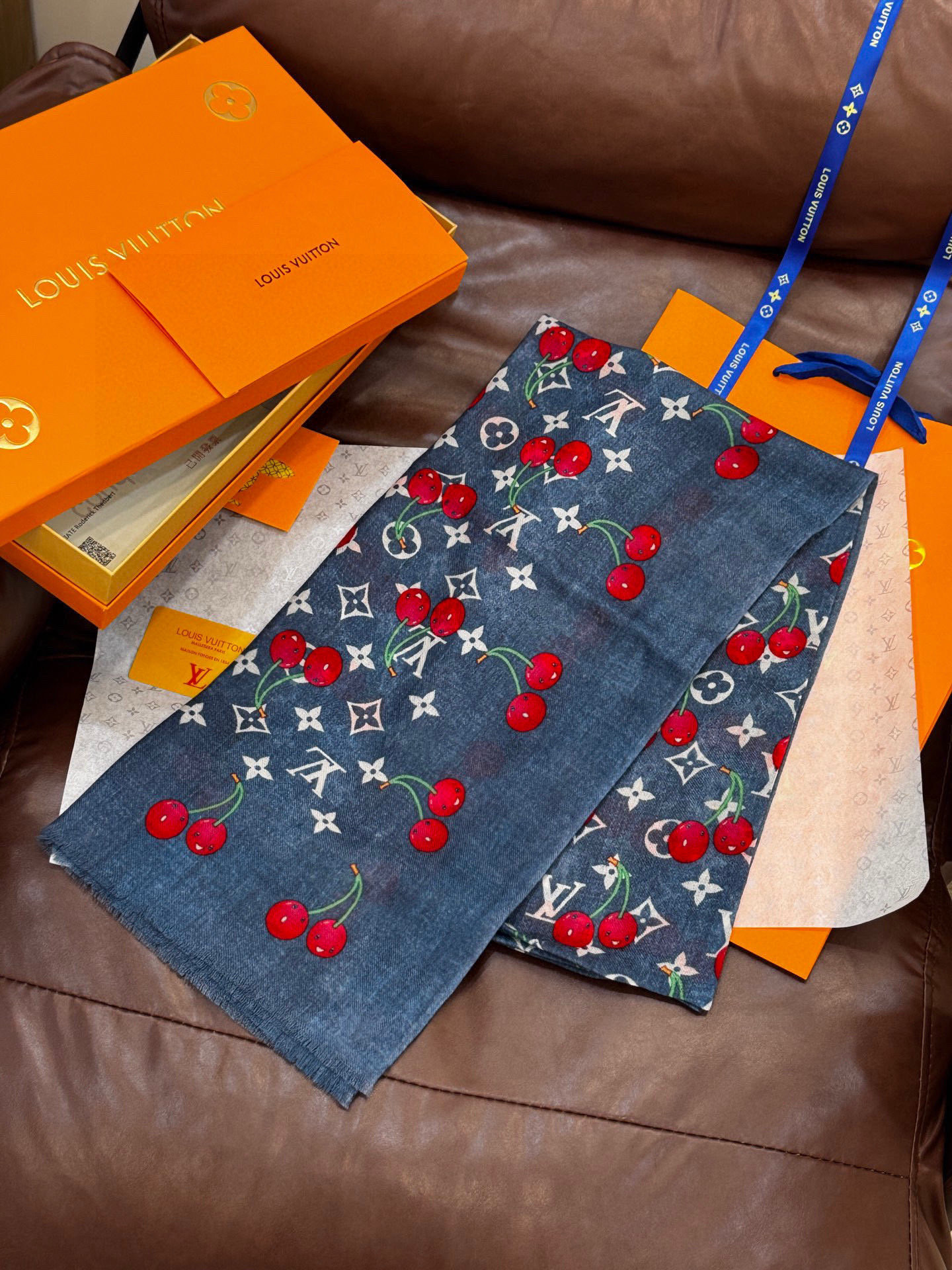  上新💕 。新款樱桃LV羊绒方巾 
LV x TM Monogram Cerise 出自路易威登 x 村