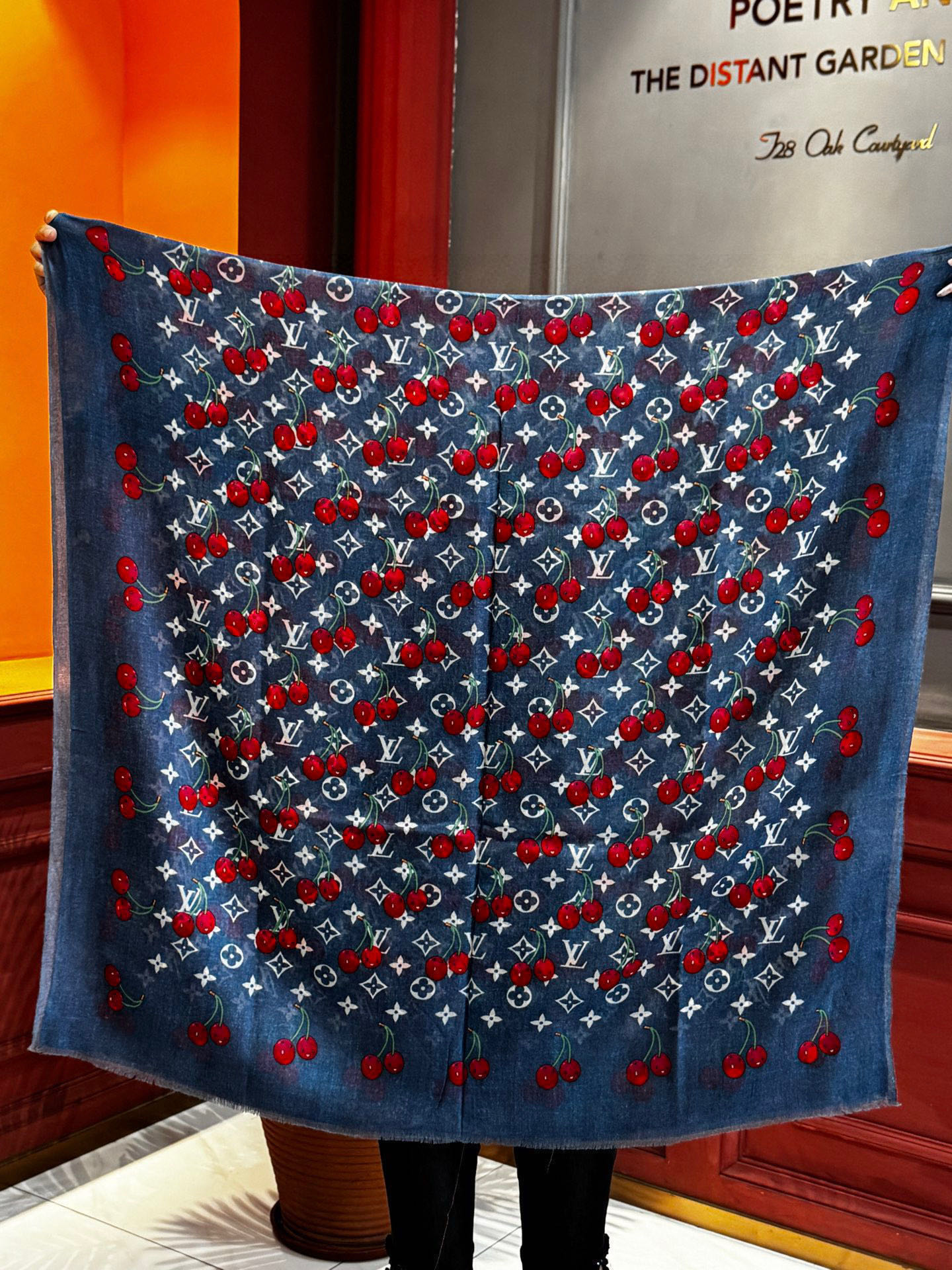  上新💕 。新款樱桃LV羊绒方巾 
LV x TM Monogram Cerise 出自路易威登 x 村