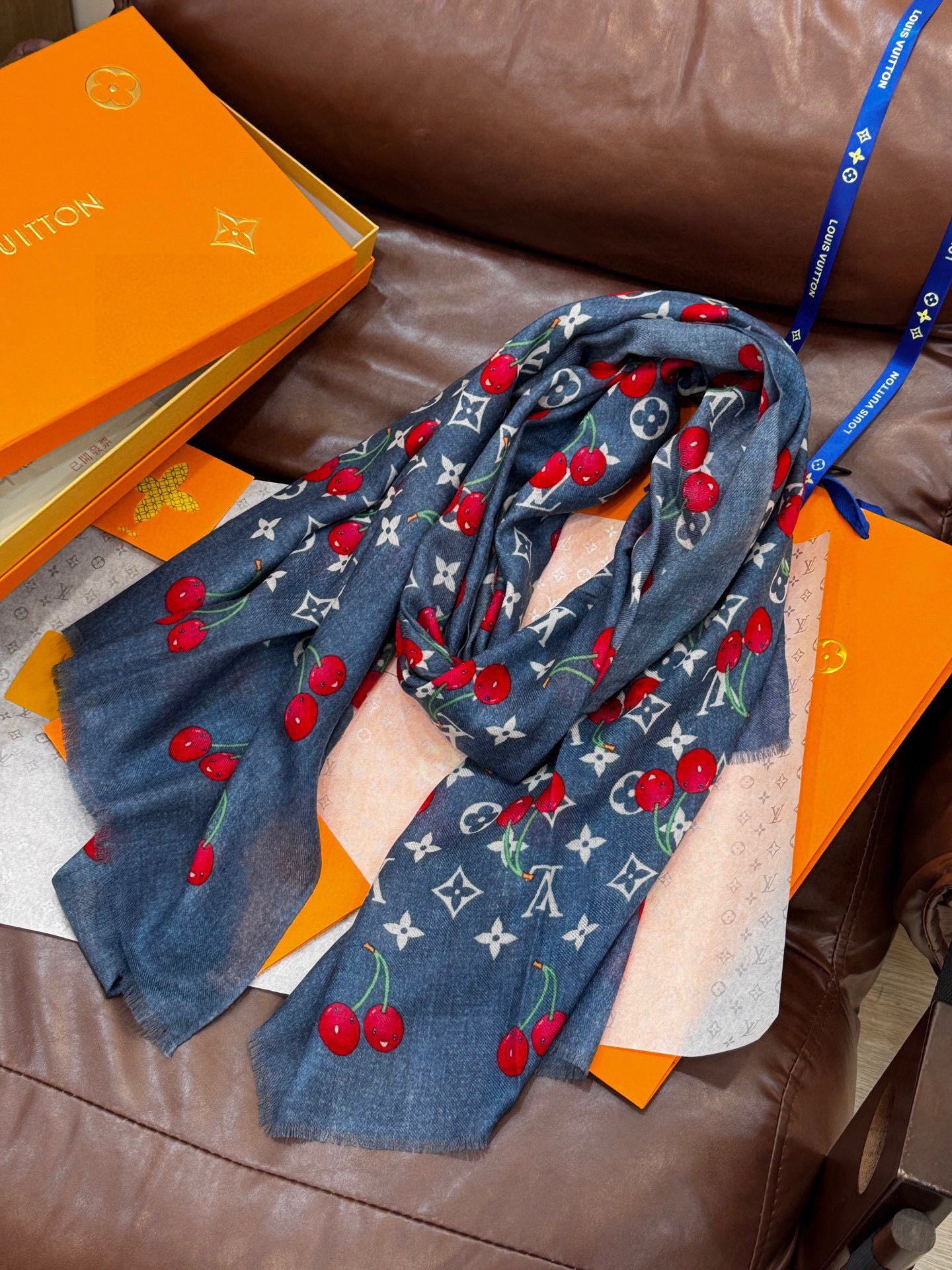  上新💕 。新款樱桃LV羊绒方巾 
LV x TM Monogram Cerise 出自路易威登 x 村