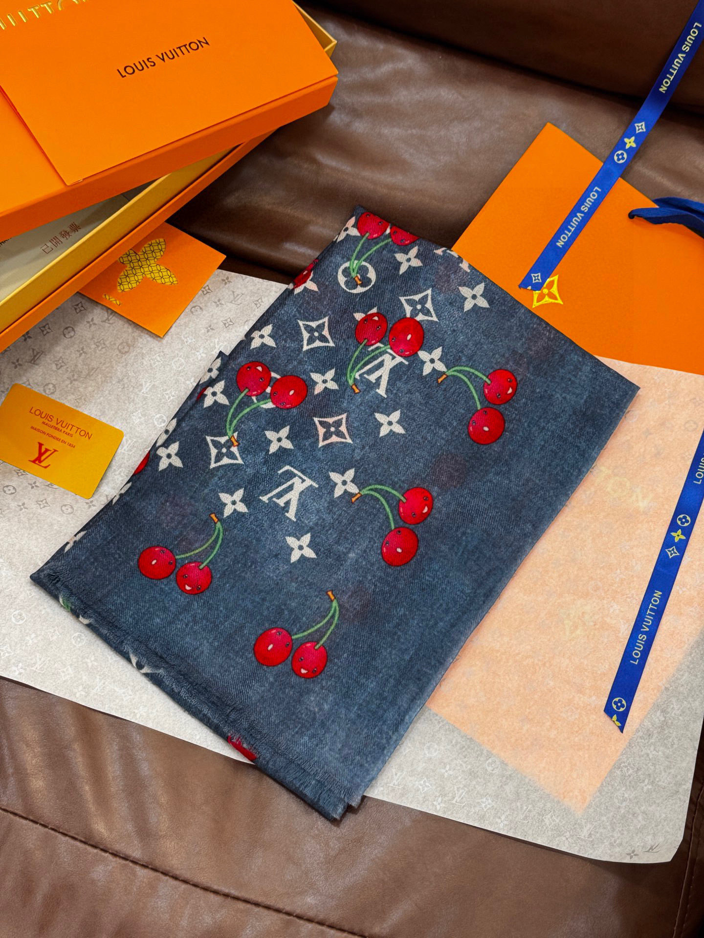  上新💕 。新款樱桃LV羊绒方巾 
LV x TM Monogram Cerise 出自路易威登 x 村