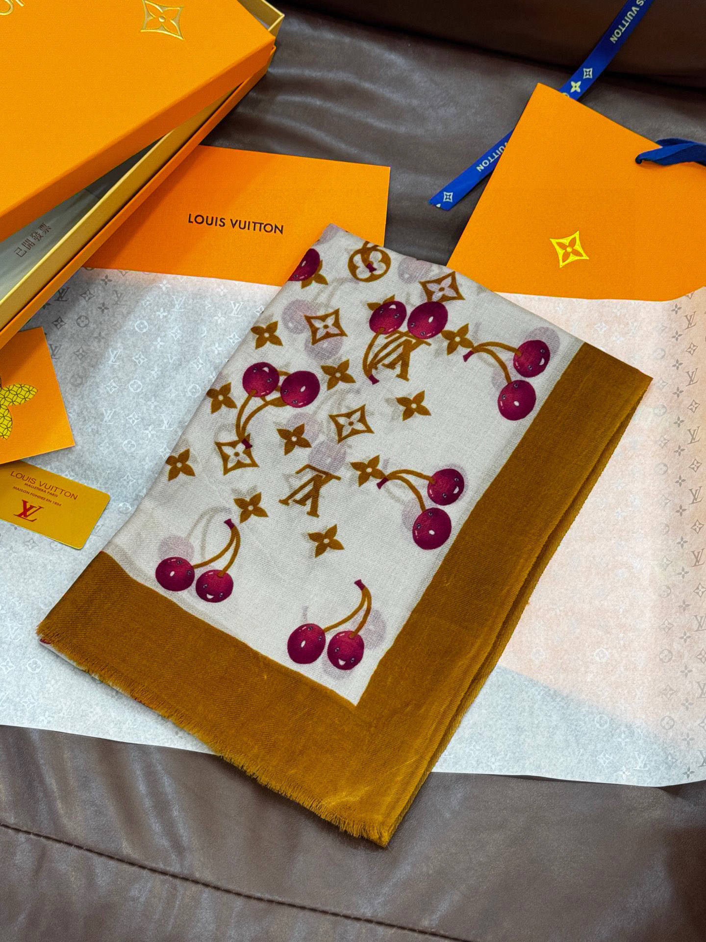  上新💕 。新款樱桃LV羊绒方巾 
LV x TM Monogram Cerise 出自路易威登 x 村