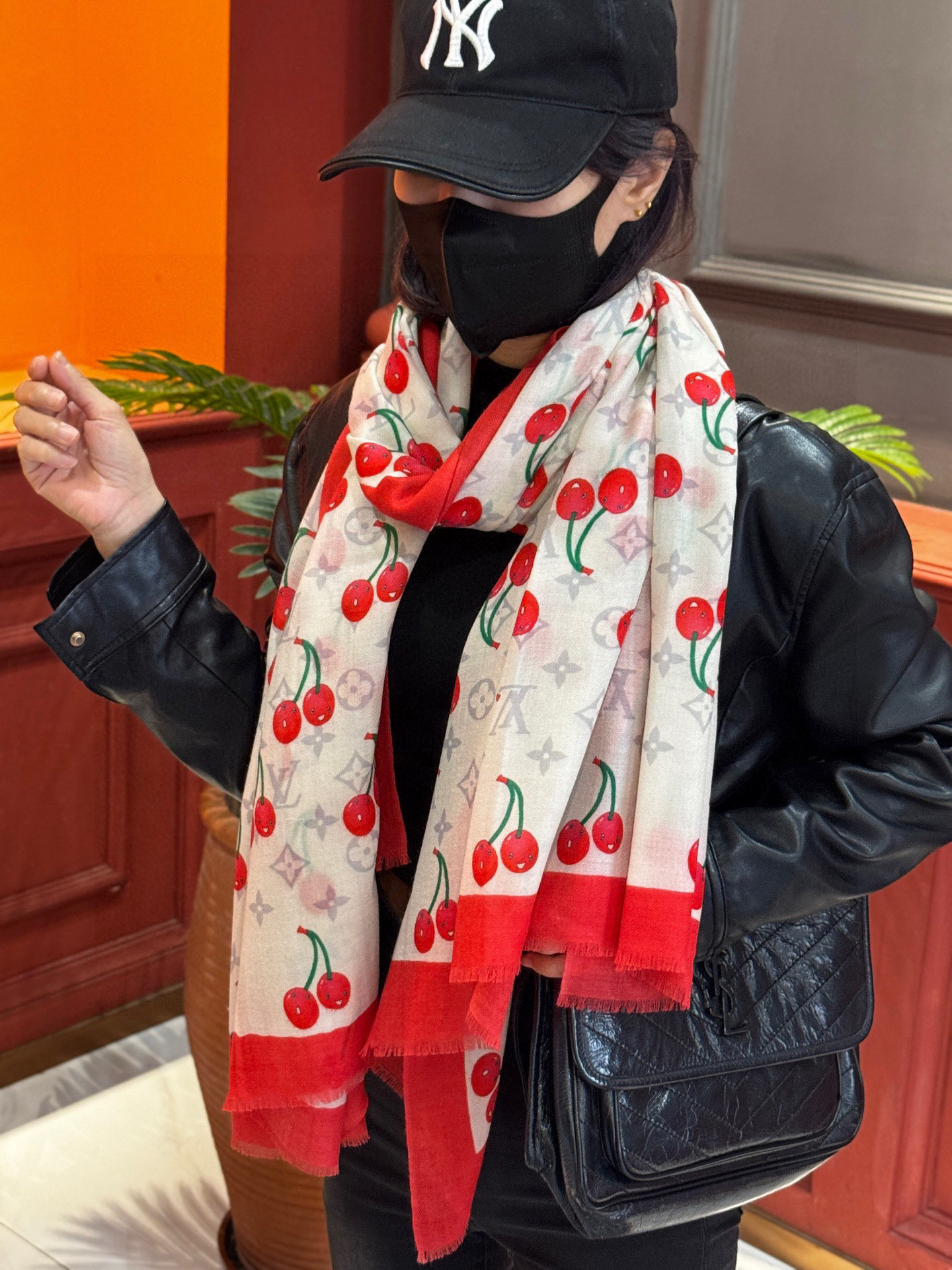  上新💕 。新款樱桃LV羊绒方巾 
LV x TM Monogram Cerise 出自路易威登 x 村