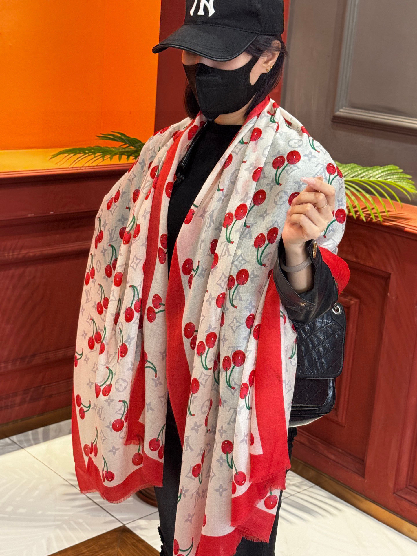  上新💕 。新款樱桃LV羊绒方巾 
LV x TM Monogram Cerise 出自路易威登 x 村