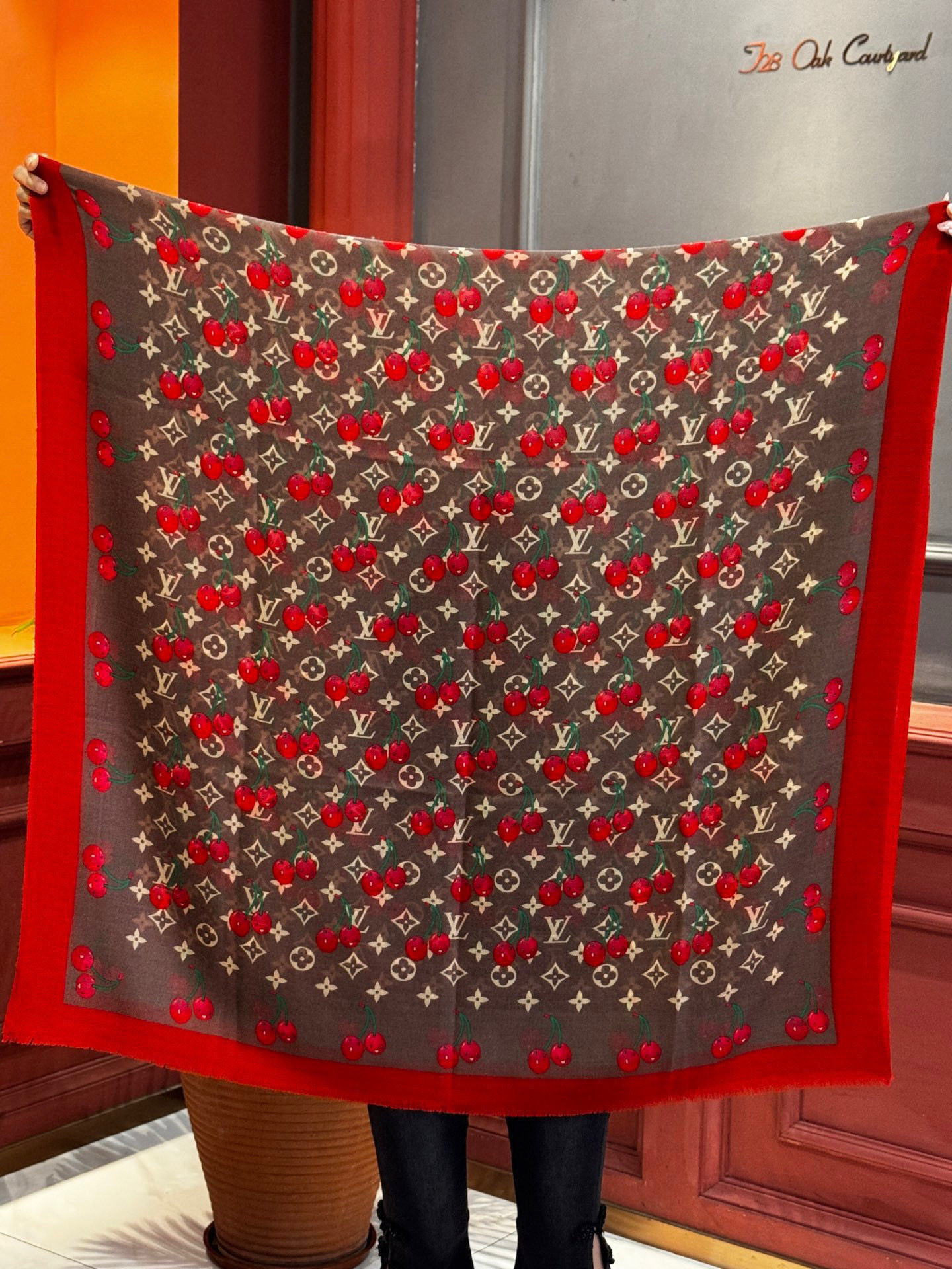  上新💕 。新款樱桃LV羊绒方巾 
LV x TM Monogram Cerise 出自路易威登 x 村