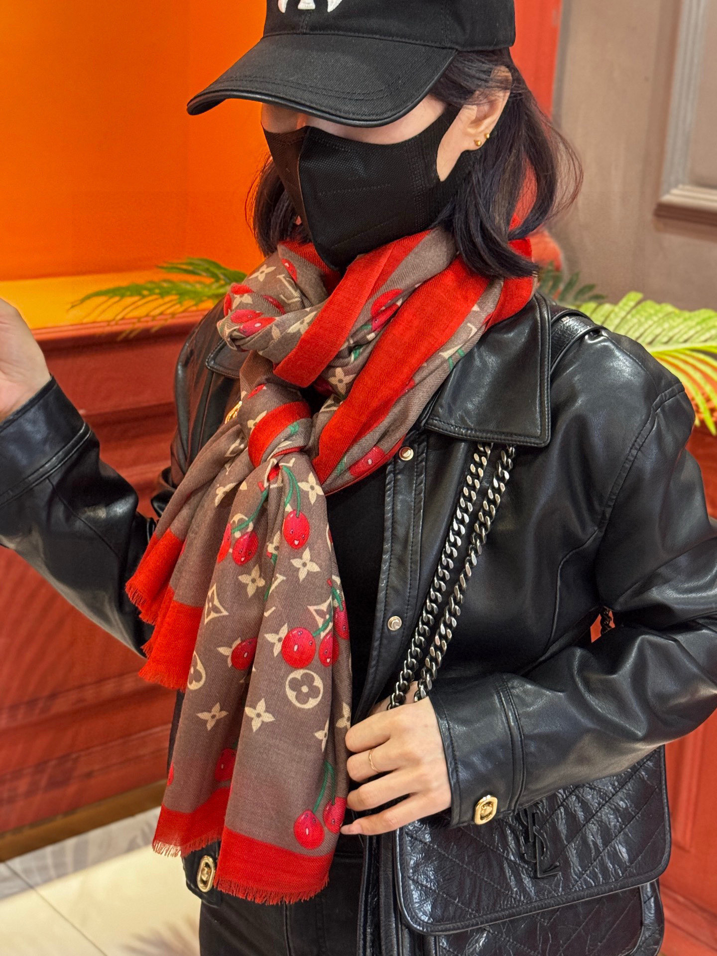  上新💕 。新款樱桃LV羊绒方巾 
LV x TM Monogram Cerise 出自路易威登 x 村