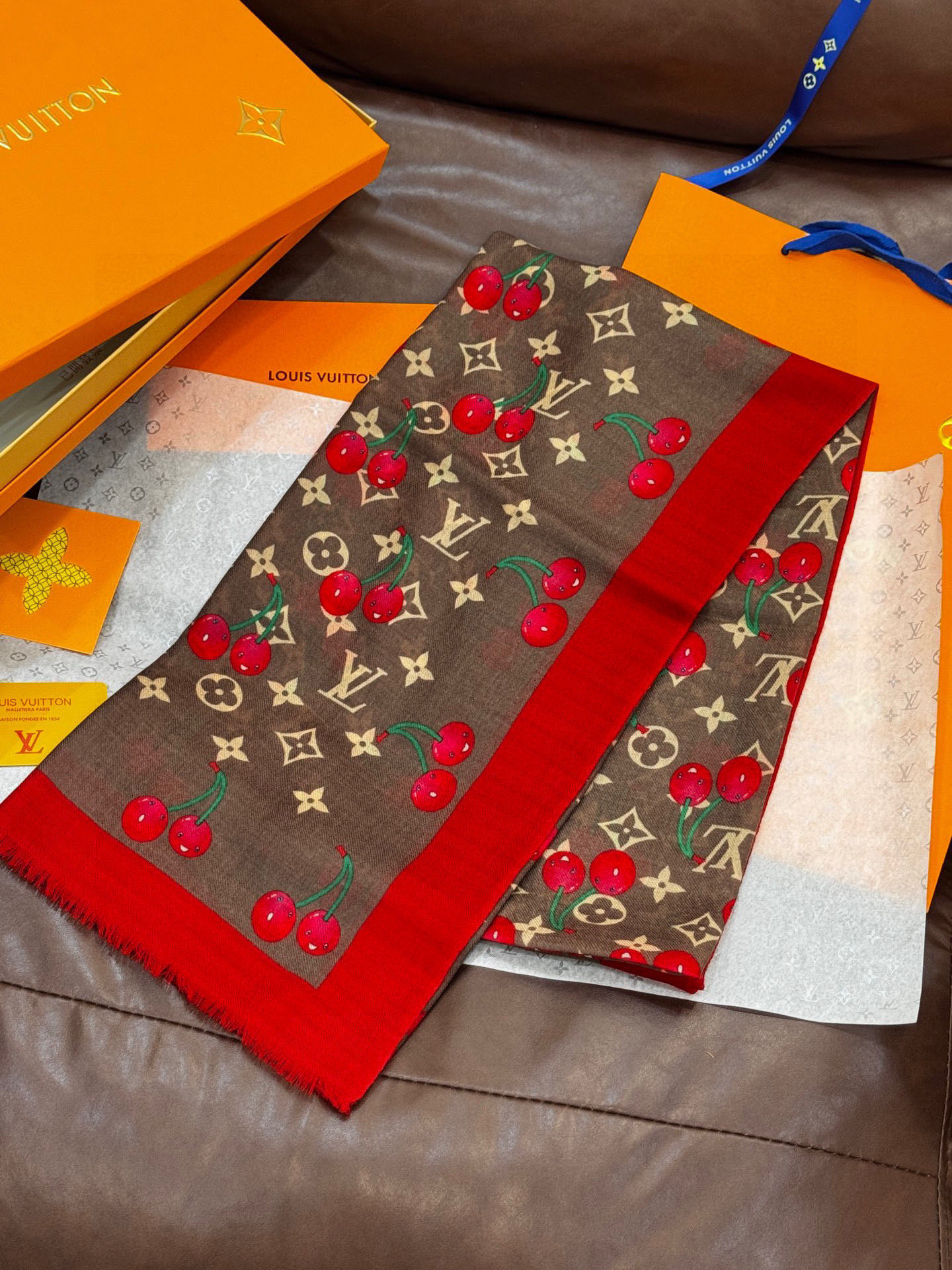  上新💕 。新款樱桃LV羊绒方巾 
LV x TM Monogram Cerise 出自路易威登 x 村