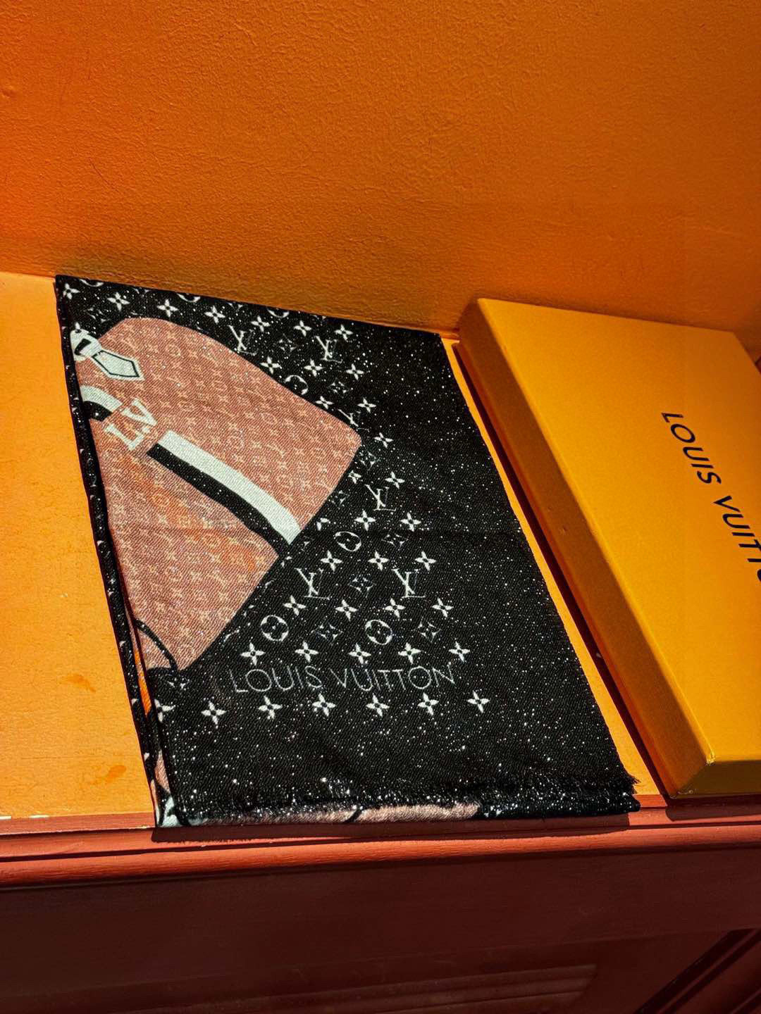  会发光发亮的围巾2025开春新款限定系列爆款到啦LV原单正品。早秋主打款。佩戴Le Tout Pari