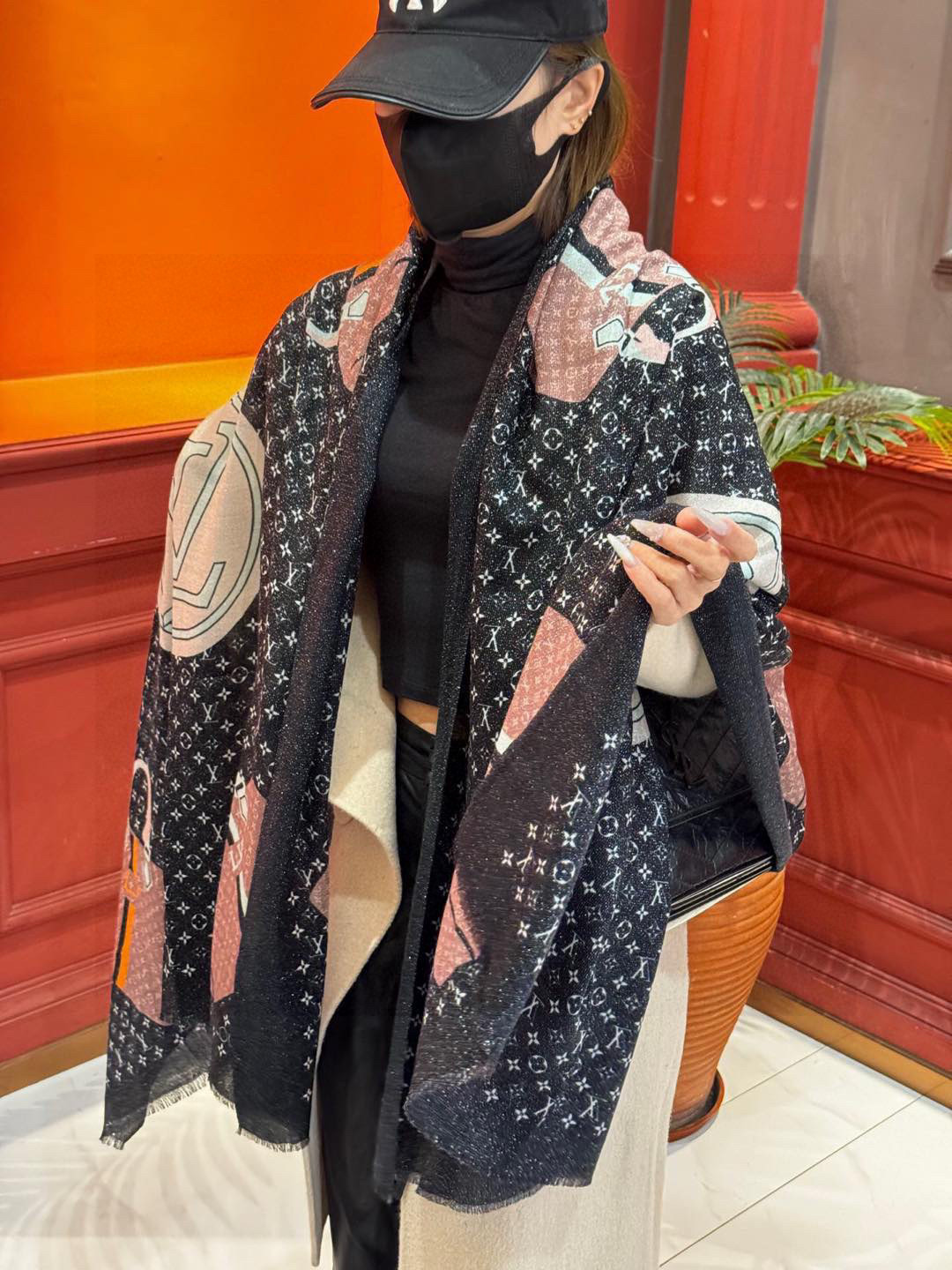  会发光发亮的围巾2025开春新款限定系列爆款到啦LV原单正品。早秋主打款。佩戴Le Tout Pari