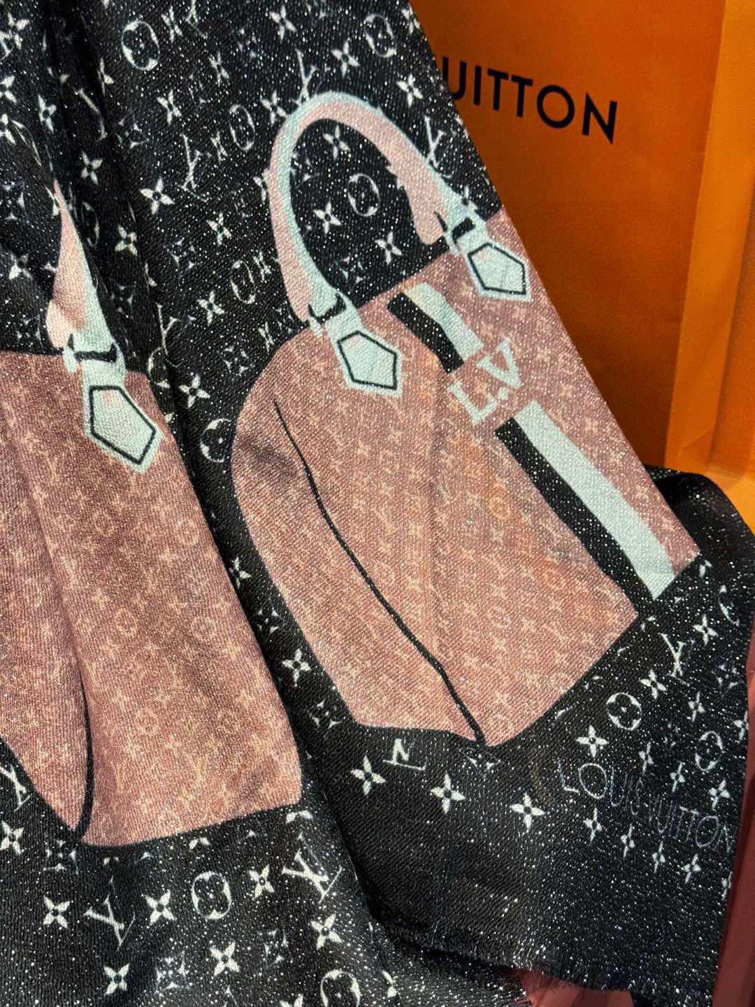 会发光发亮的围巾2025开春新款限定系列爆款到啦LV原单正品。早秋主打款。佩戴Le Tout Pari