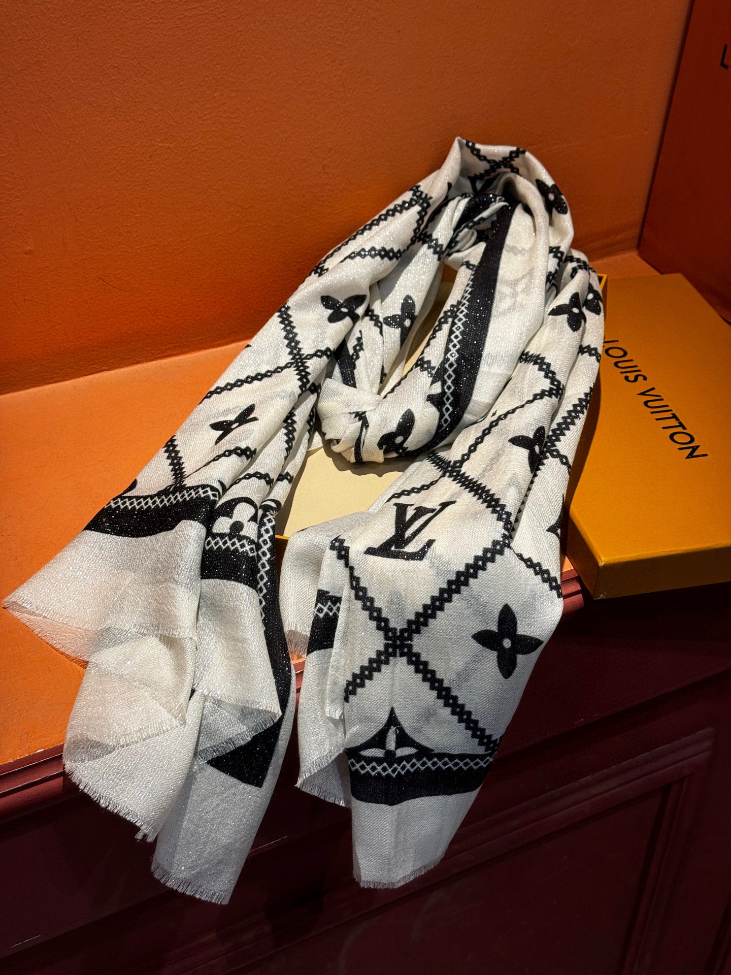  【会发光发亮的围巾】LV银丝羊绒材质❗️轻奢感十足👸 🌺专柜新款🌟面料追求造型，手感挺括，高端设计师配