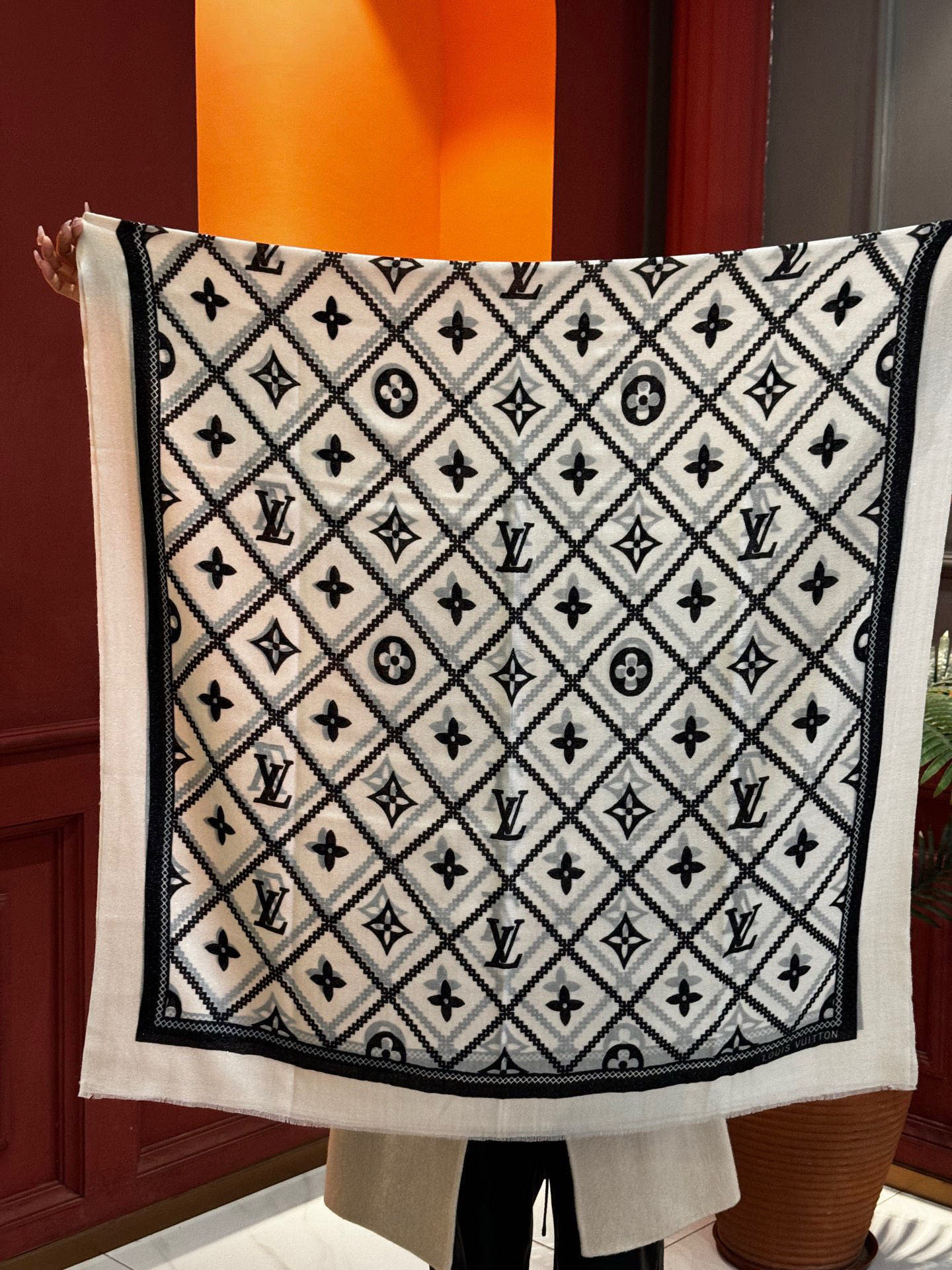  【会发光发亮的围巾】LV银丝羊绒材质❗️轻奢感十足👸 🌺专柜新款🌟面料追求造型，手感挺括，高端设计师配