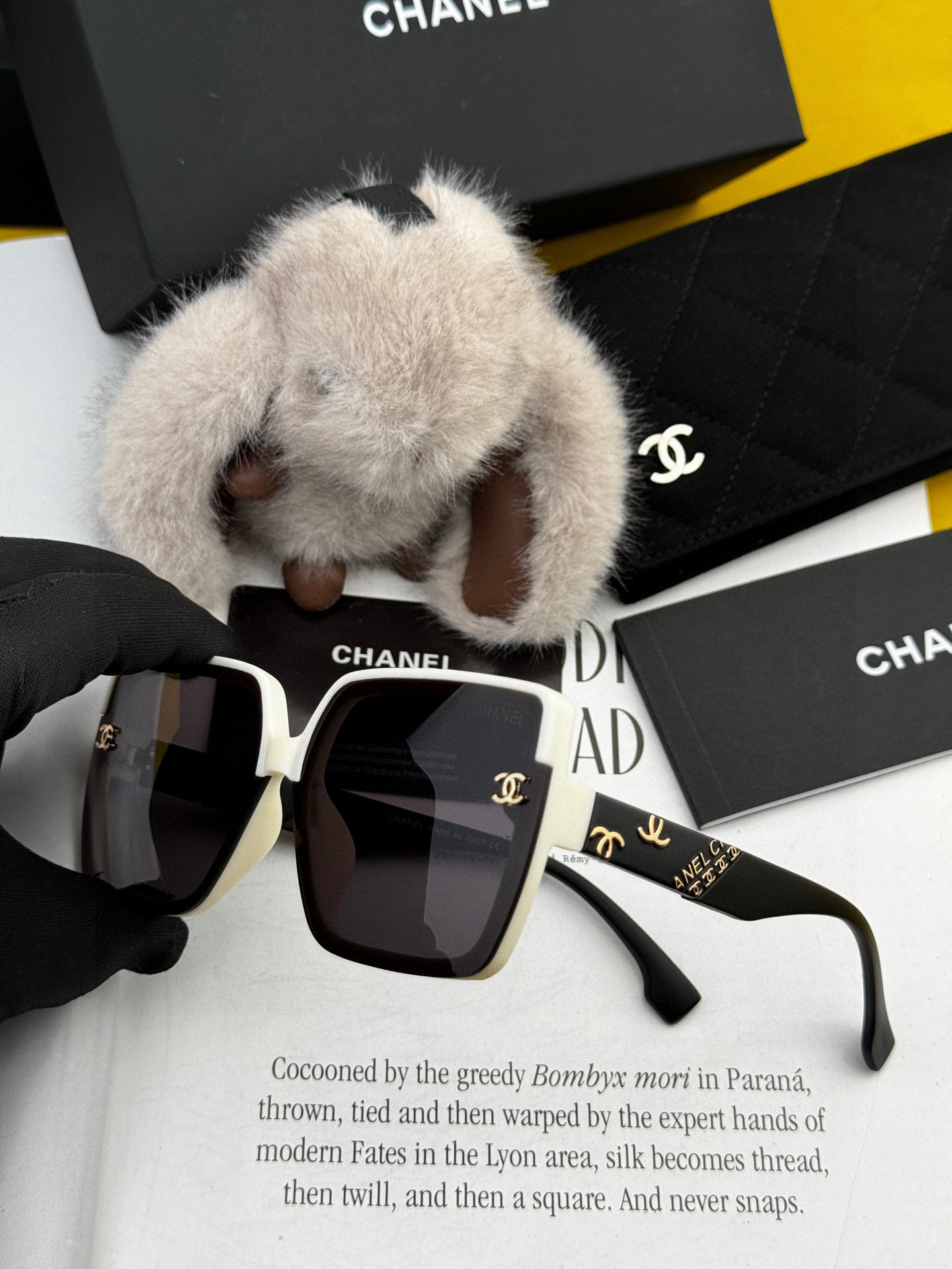    Chanel大框太阳镜墨镜  经典的方框设计，不挑脸型，无论搭配大衣还是连衣裙都非常显气质太阳镜预