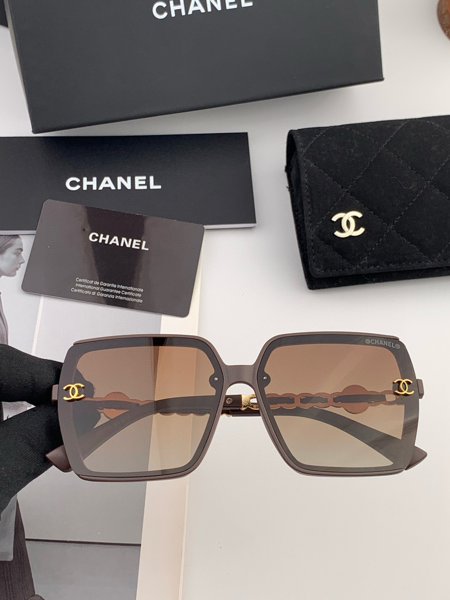    新品CHANEL 香奈儿太阳镜以独特魅力和前卫风格诠释春夏最新眼镜，质感超好佩带舒适 型号：CH7
