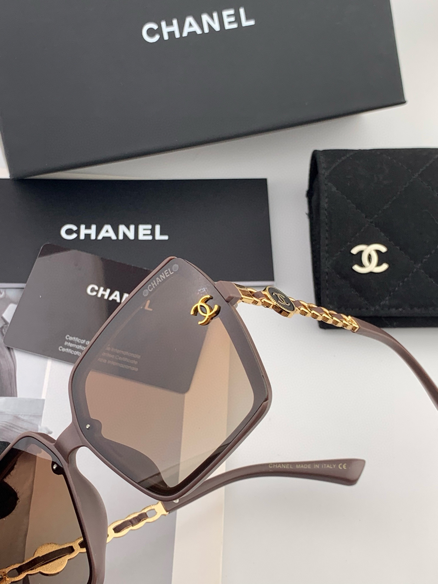    新品CHANEL 香奈儿太阳镜以独特魅力和前卫风格诠释春夏最新眼镜，质感超好佩带舒适 型号：CH7