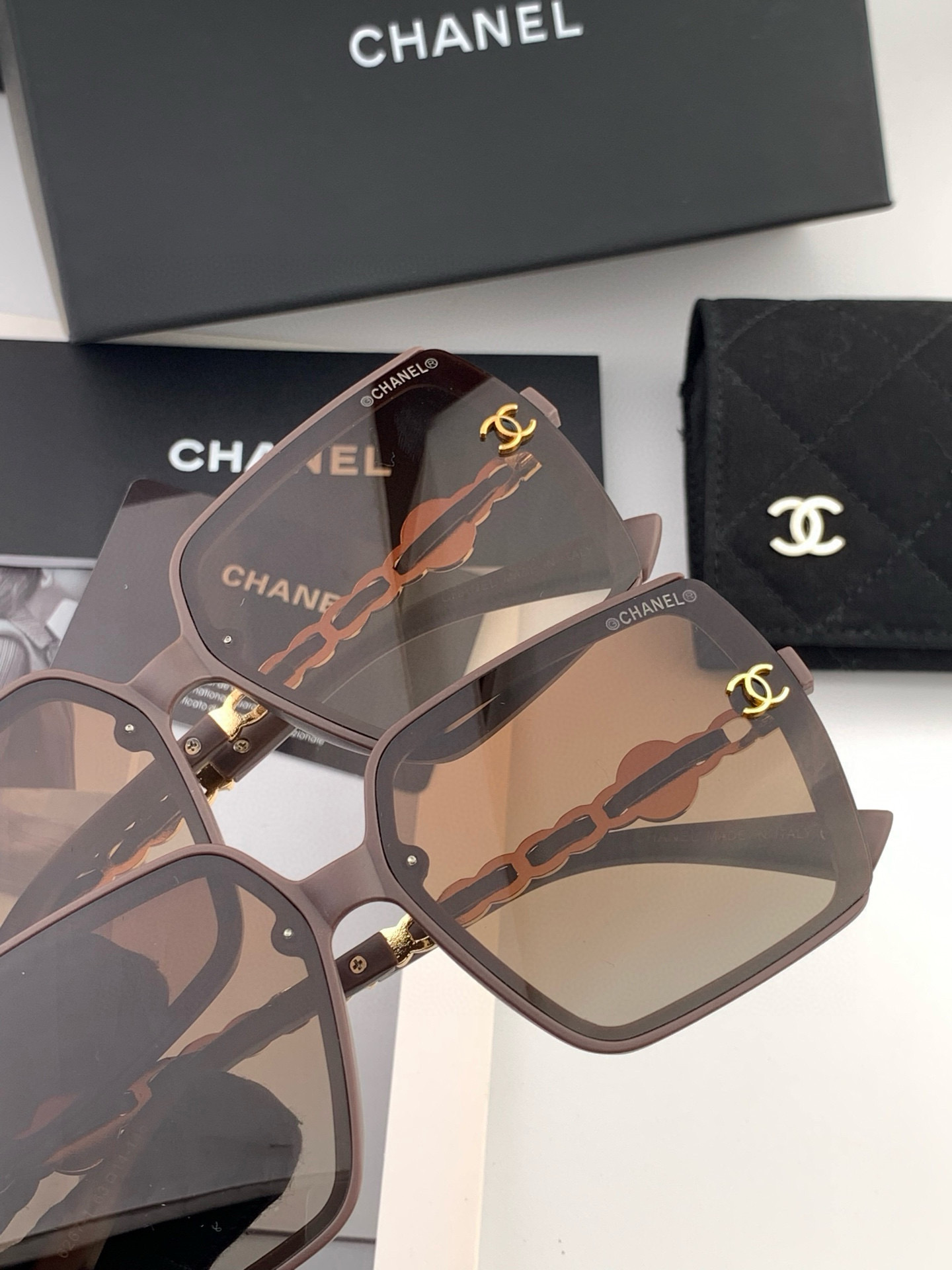    新品CHANEL 香奈儿太阳镜以独特魅力和前卫风格诠释春夏最新眼镜，质感超好佩带舒适 型号：CH7
