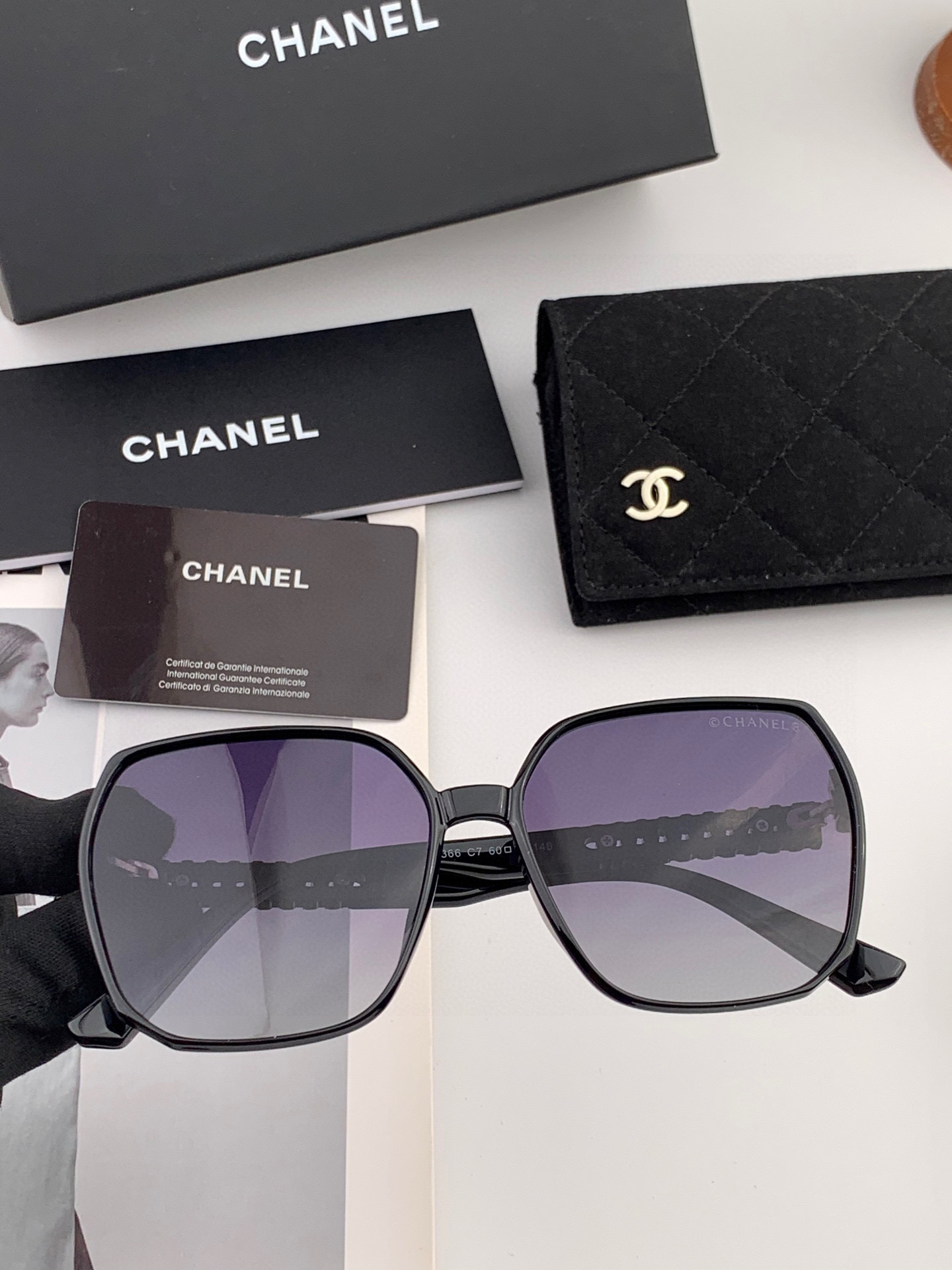  【CHANEL】香奈儿 2025新款潮流爆款 时尚方框太阳镜 佩戴舒适 网红潮款墨镜  女士高清加厚偏