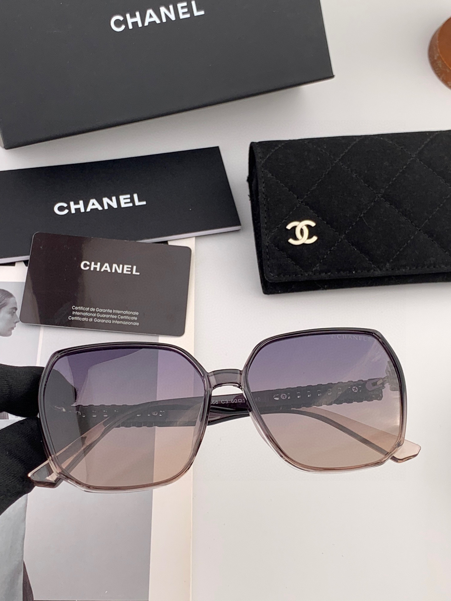  【CHANEL】香奈儿 2025新款潮流爆款 时尚方框太阳镜 佩戴舒适 网红潮款墨镜  女士高清加厚偏