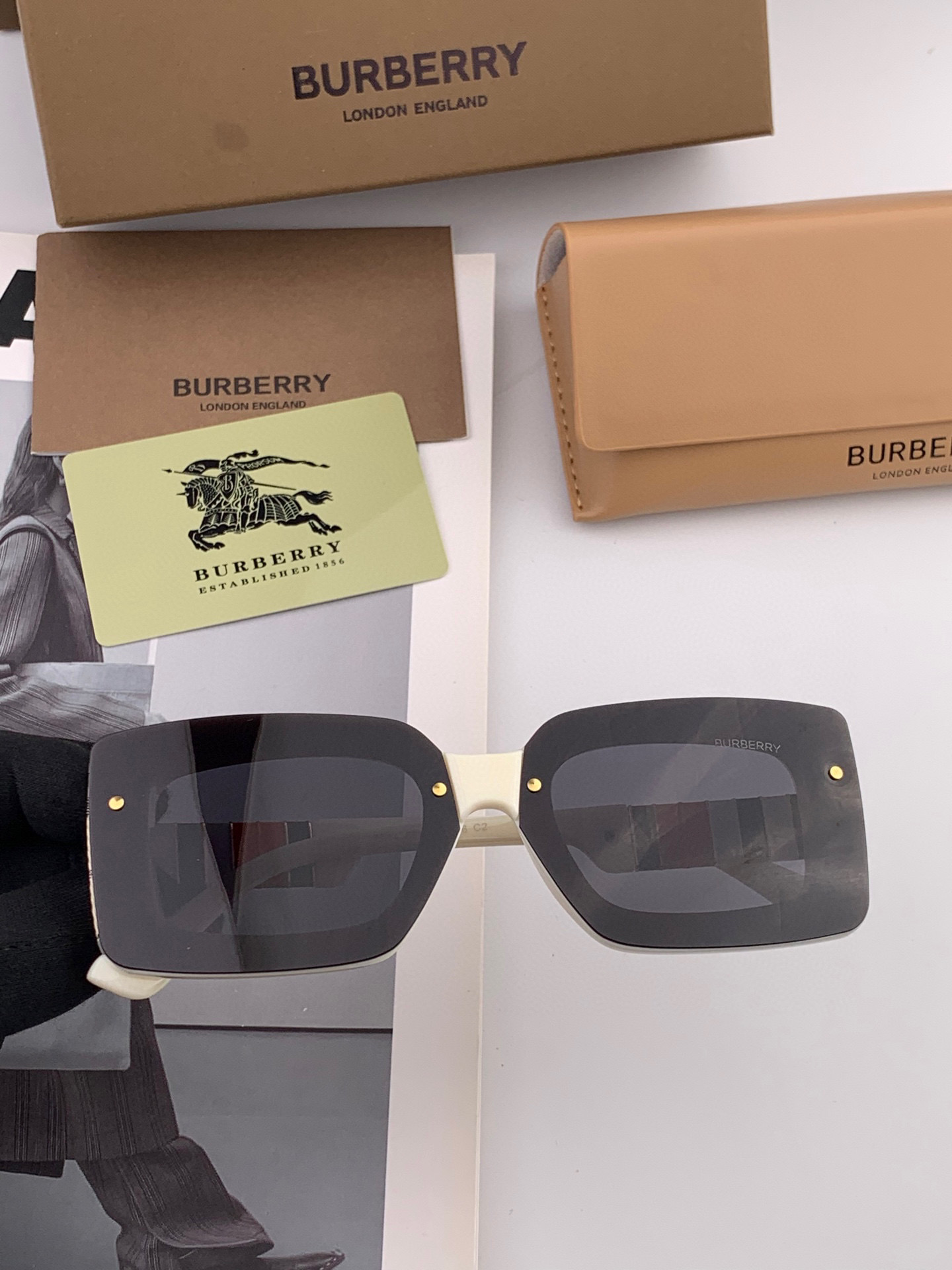  【偏光系列】lv大框太阳镜墨镜经典的方框设计，不挑脸型，无论搭配大衣还是连衣裙都非常显气质偏光镜片预防