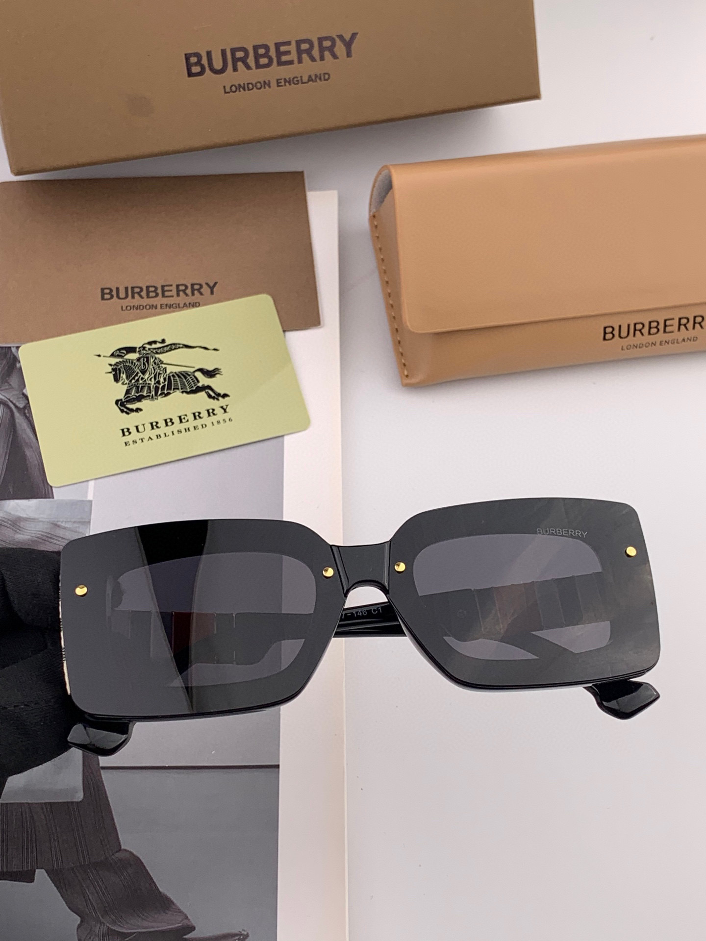  【偏光系列】lv大框太阳镜墨镜经典的方框设计，不挑脸型，无论搭配大衣还是连衣裙都非常显气质偏光镜片预防