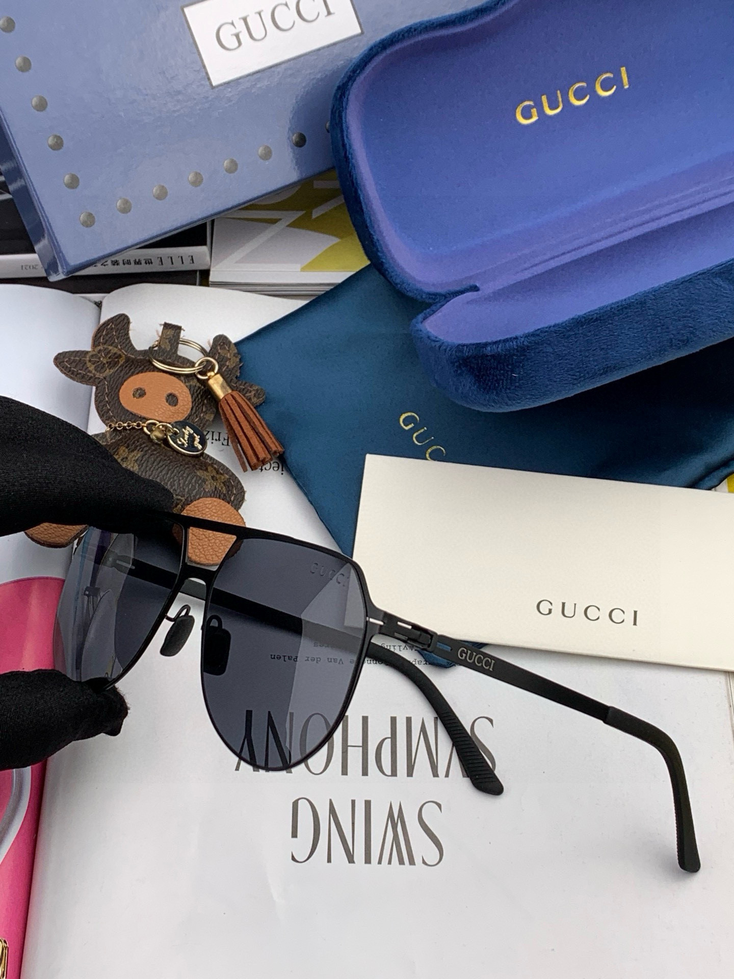       GUCC* 2025新款男女情侣款太阳iP电镀永不褪色 卖点：超轻超有弹性整幅眼镜无螺丝重要