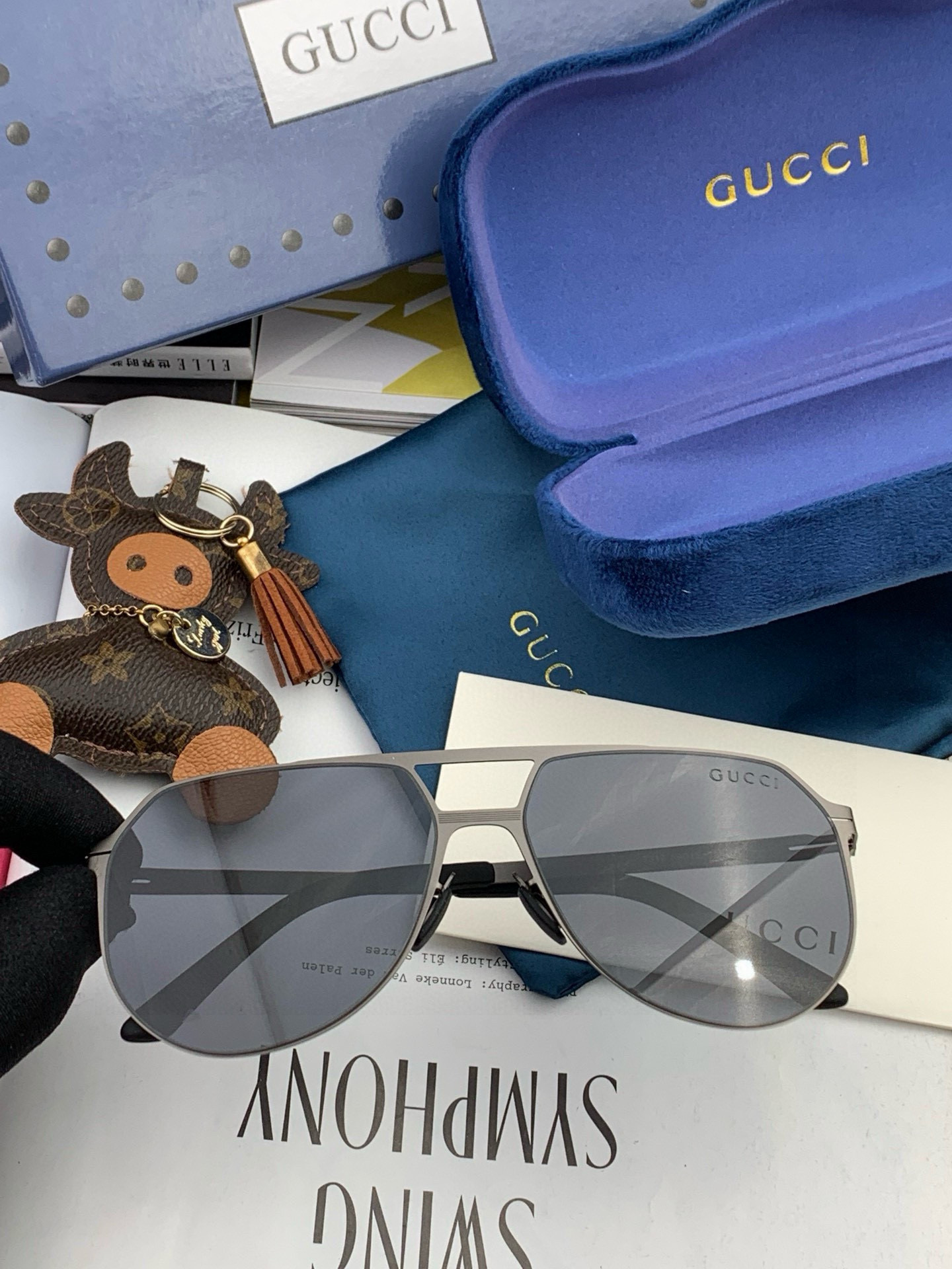       GUCC* 2025新款男女情侣款太阳iP电镀永不褪色 卖点：超轻超有弹性整幅眼镜无螺丝重要