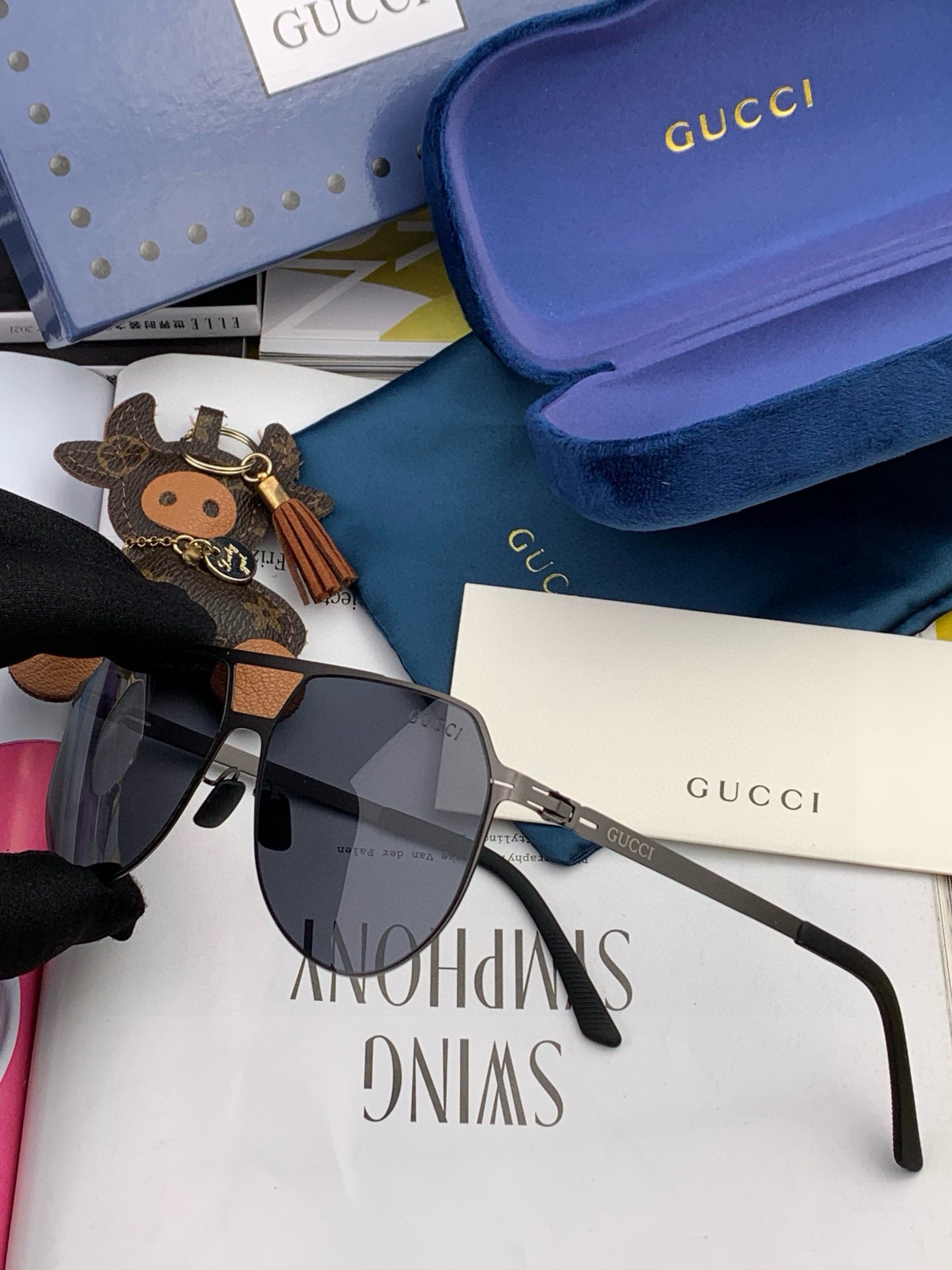       GUCC* 2025新款男女情侣款太阳iP电镀永不褪色 卖点：超轻超有弹性整幅眼镜无螺丝重要