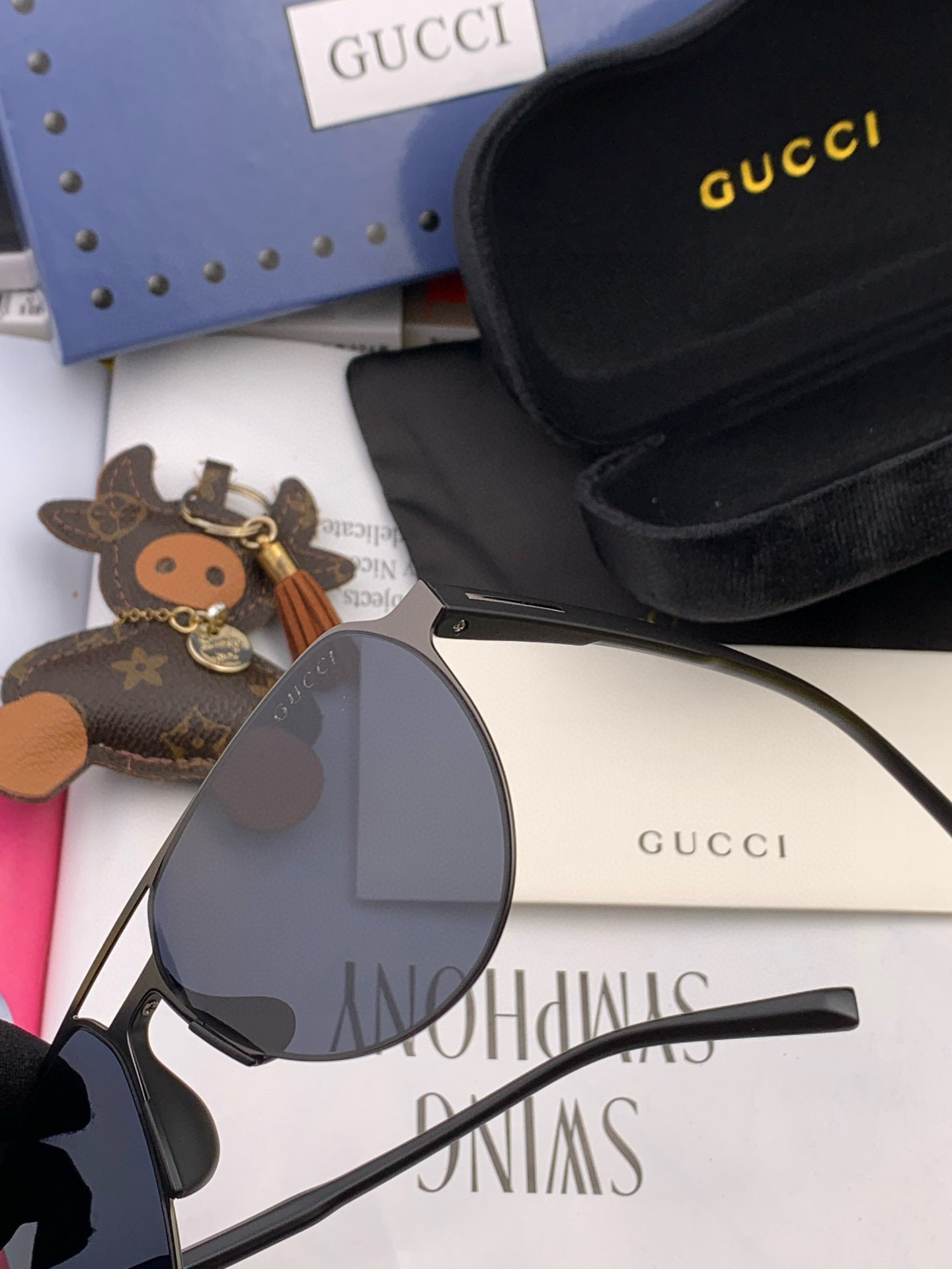         GUCCI 男款炫彩飞行员偏光太阳镜 ❤️材质：高清尼龙加厚卡槽高清偏光镜片 🌹无边框镜