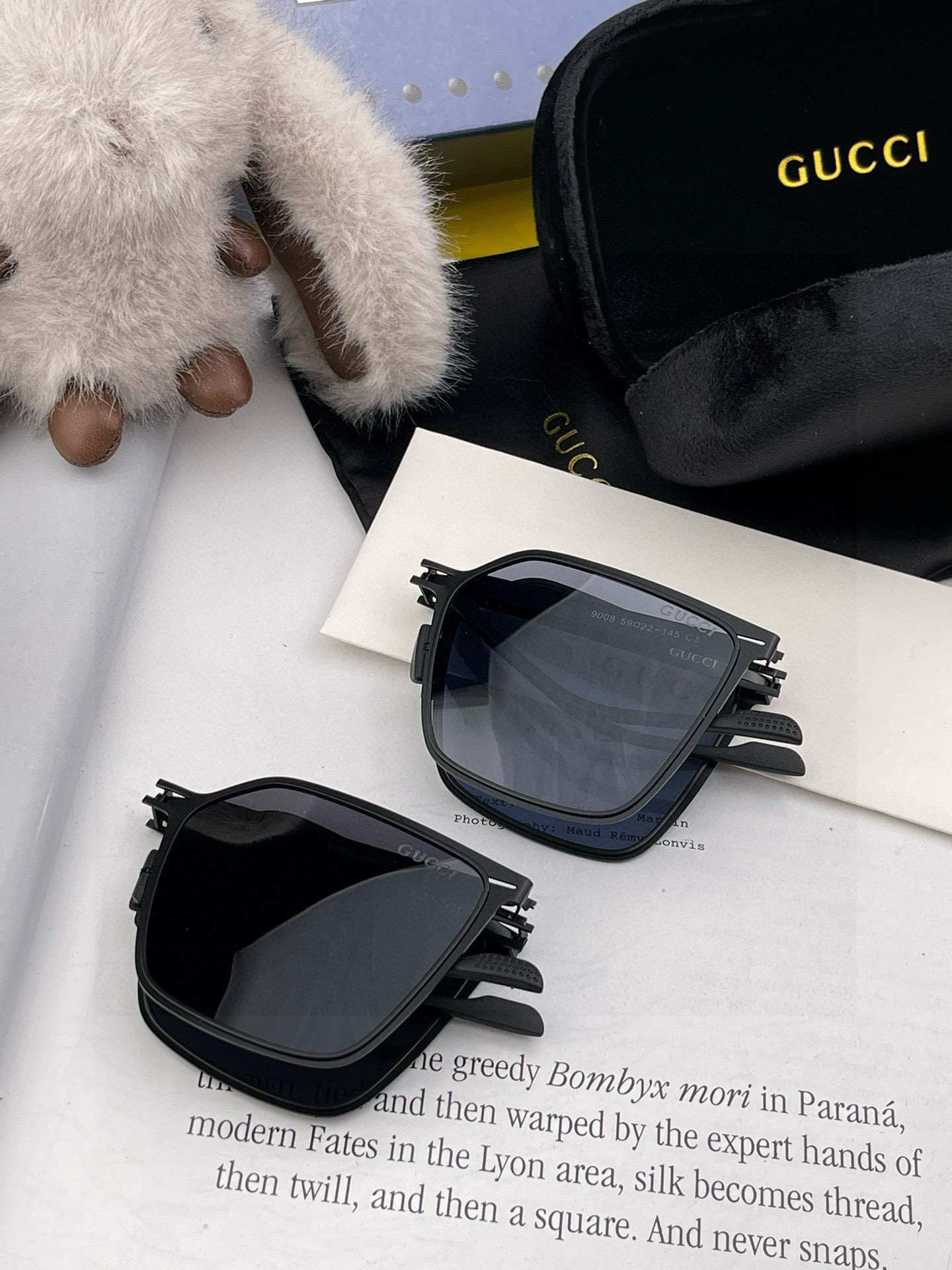         GUCCI 炫彩飞行员偏光太阳镜 ❤️材质：高清尼龙加厚卡槽高清偏光镜片 🌹折叠镜框 更