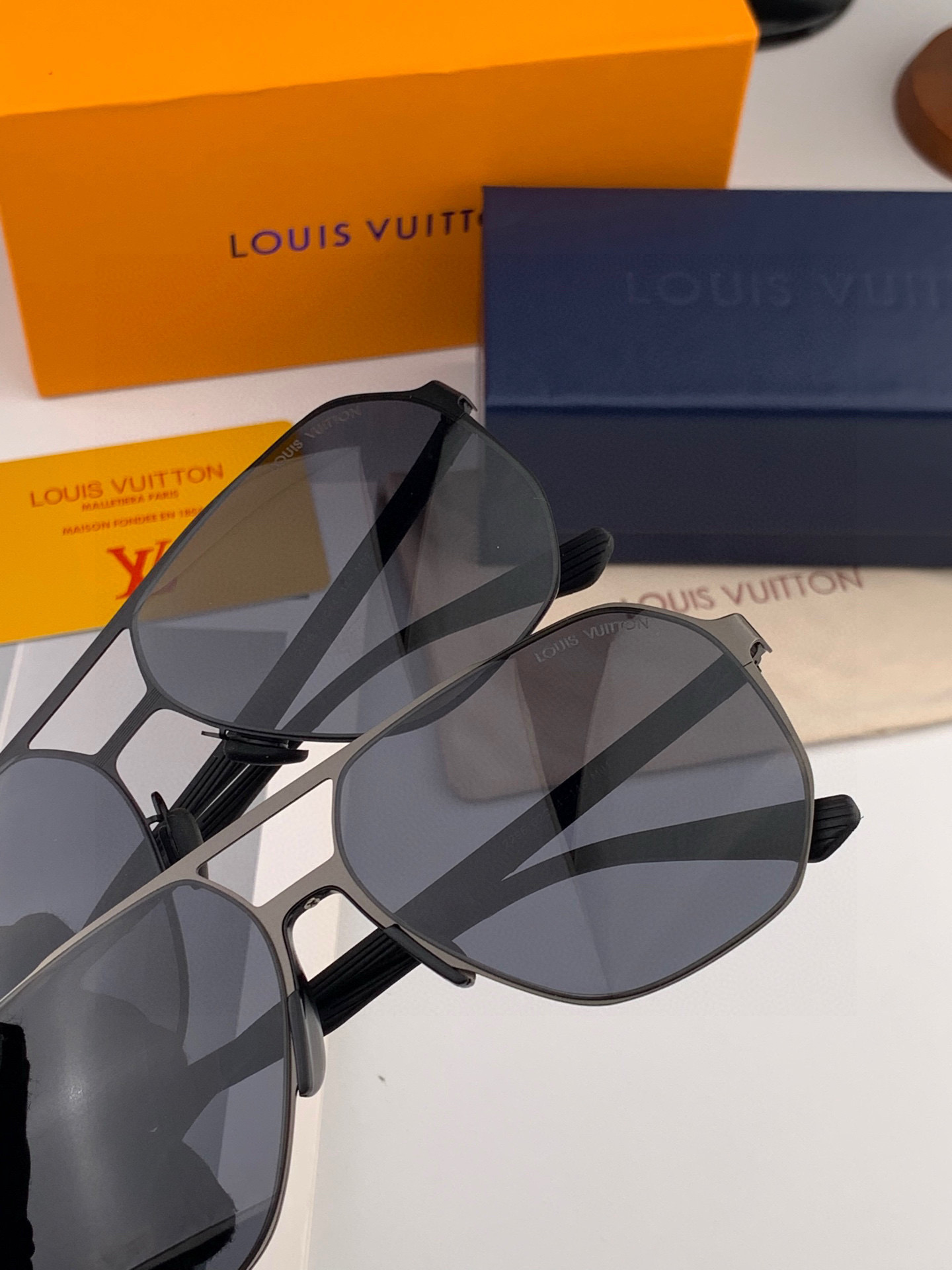       LV 男款炫彩飞行员偏光太阳镜 ❤️材质：高清尼龙加厚卡槽高清偏光镜片 🌹无边框镜架💕颜👍型