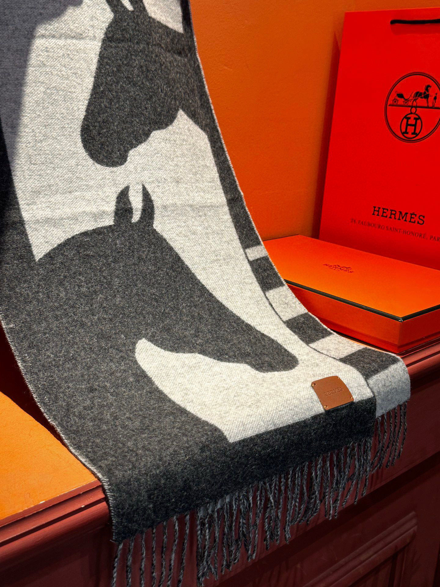   爱马仕新款 这款围巾采用细腻的撞色提花编织，呈现杰夫·麦克菲里奇（Geoff McFetridge）