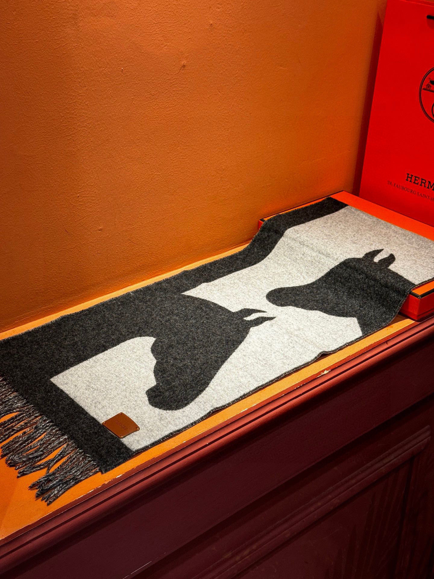   爱马仕新款 这款围巾采用细腻的撞色提花编织，呈现杰夫·麦克菲里奇（Geoff McFetridge）