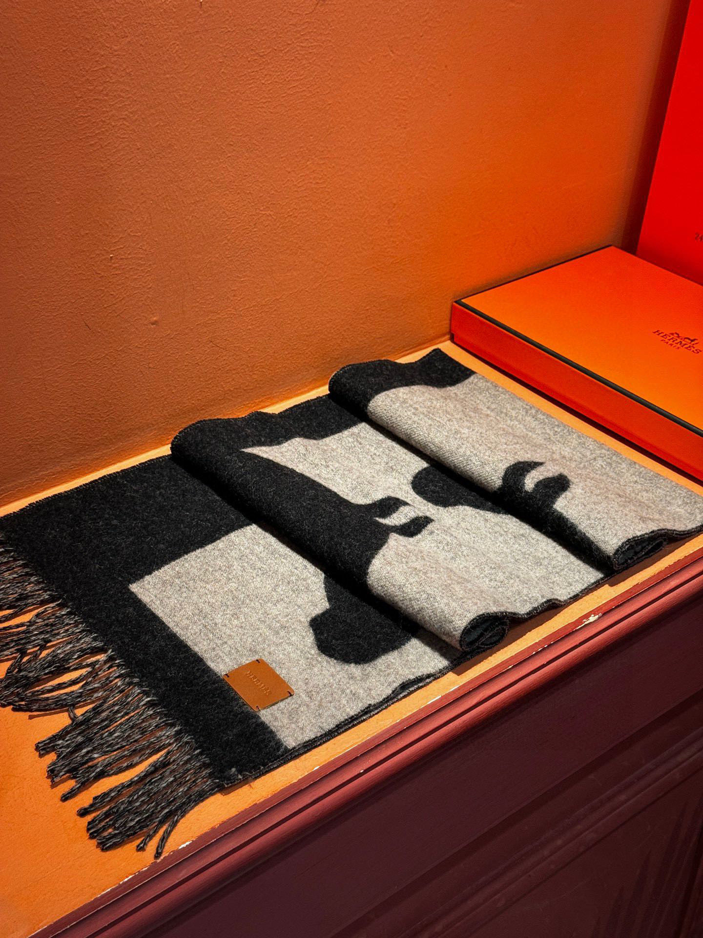   爱马仕新款 这款围巾采用细腻的撞色提花编织，呈现杰夫·麦克菲里奇（Geoff McFetridge）