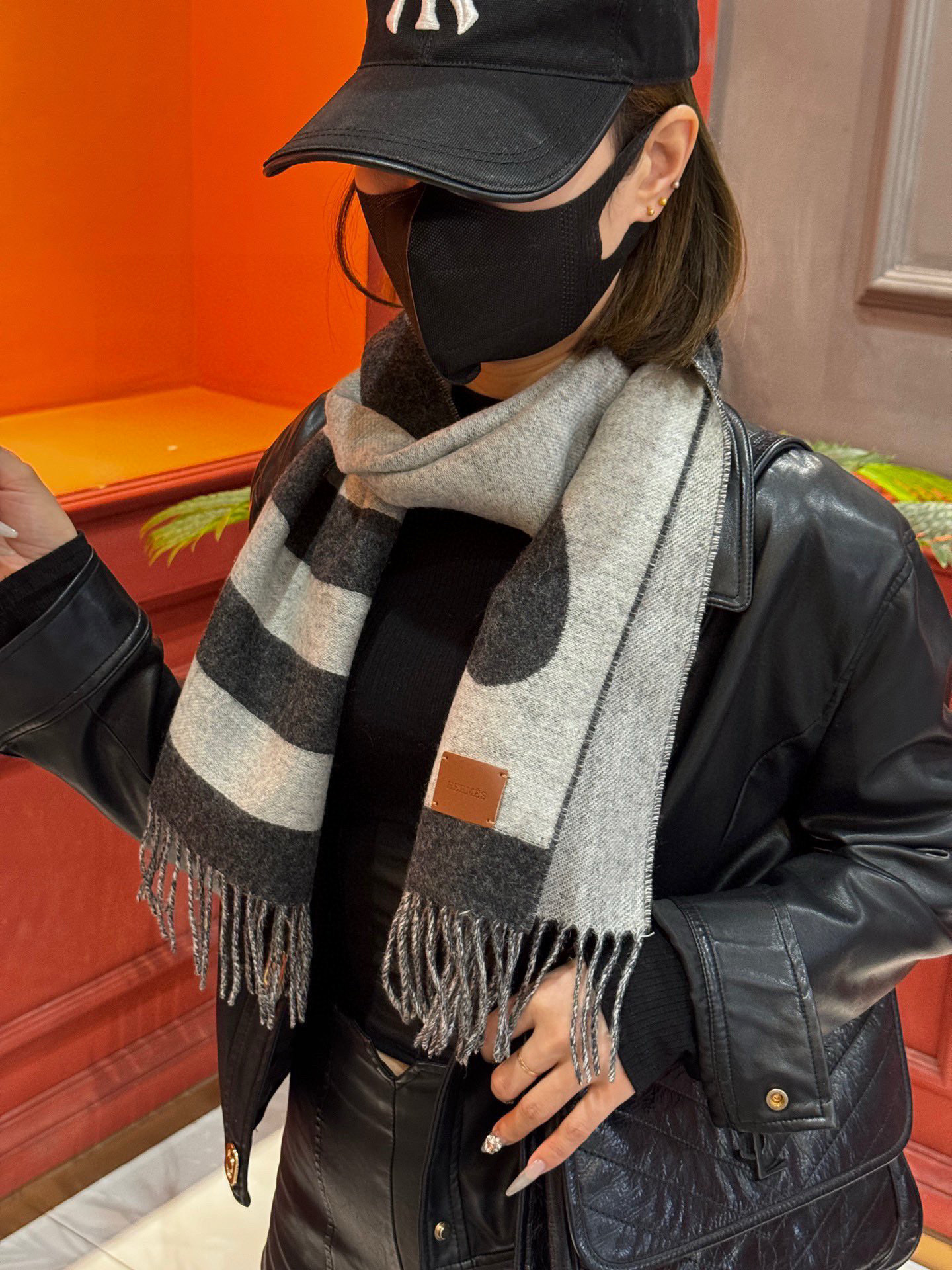   爱马仕新款 这款围巾采用细腻的撞色提花编织，呈现杰夫·麦克菲里奇（Geoff McFetridge）