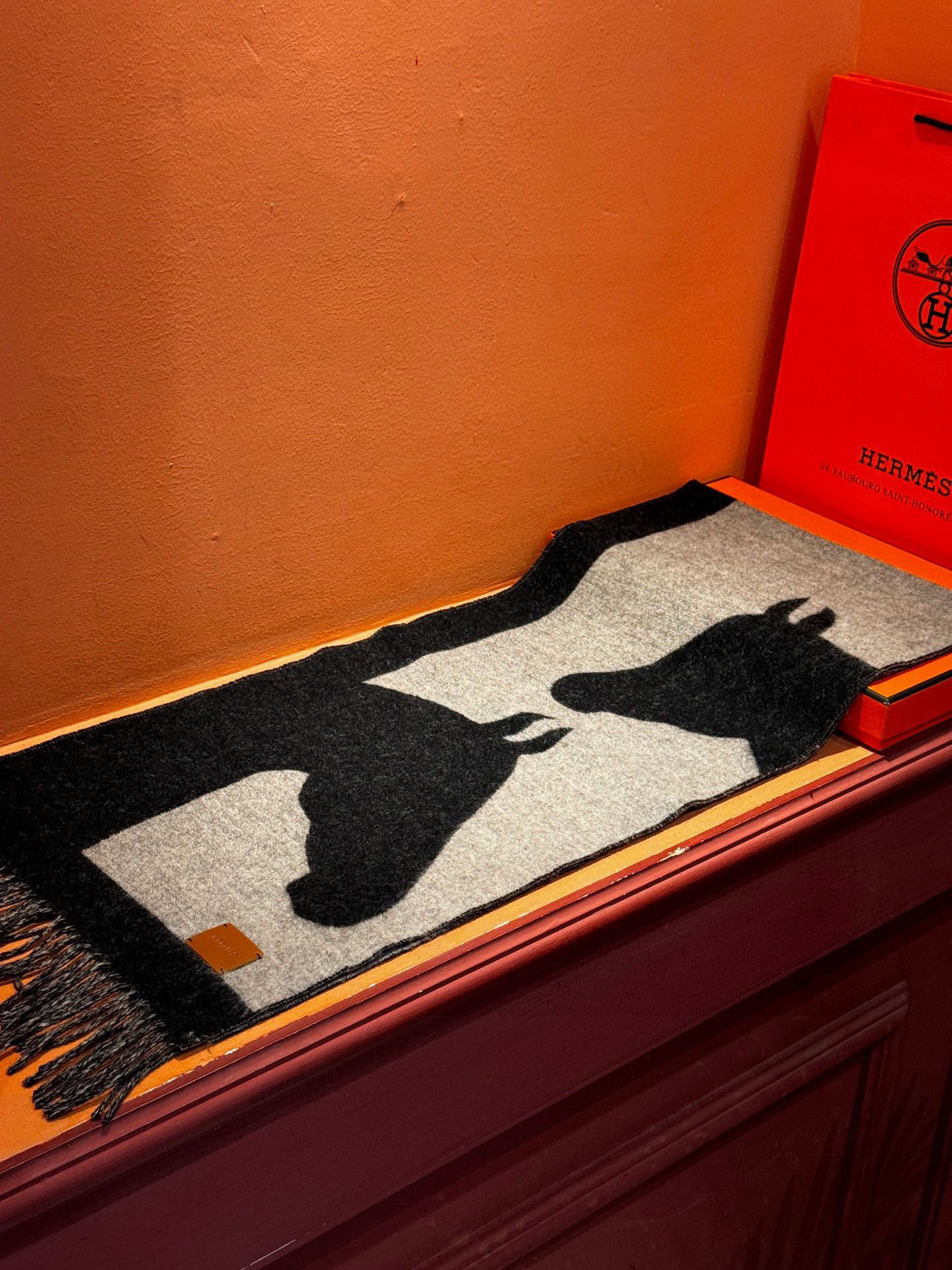   爱马仕新款 这款围巾采用细腻的撞色提花编织，呈现杰夫·麦克菲里奇（Geoff McFetridge）