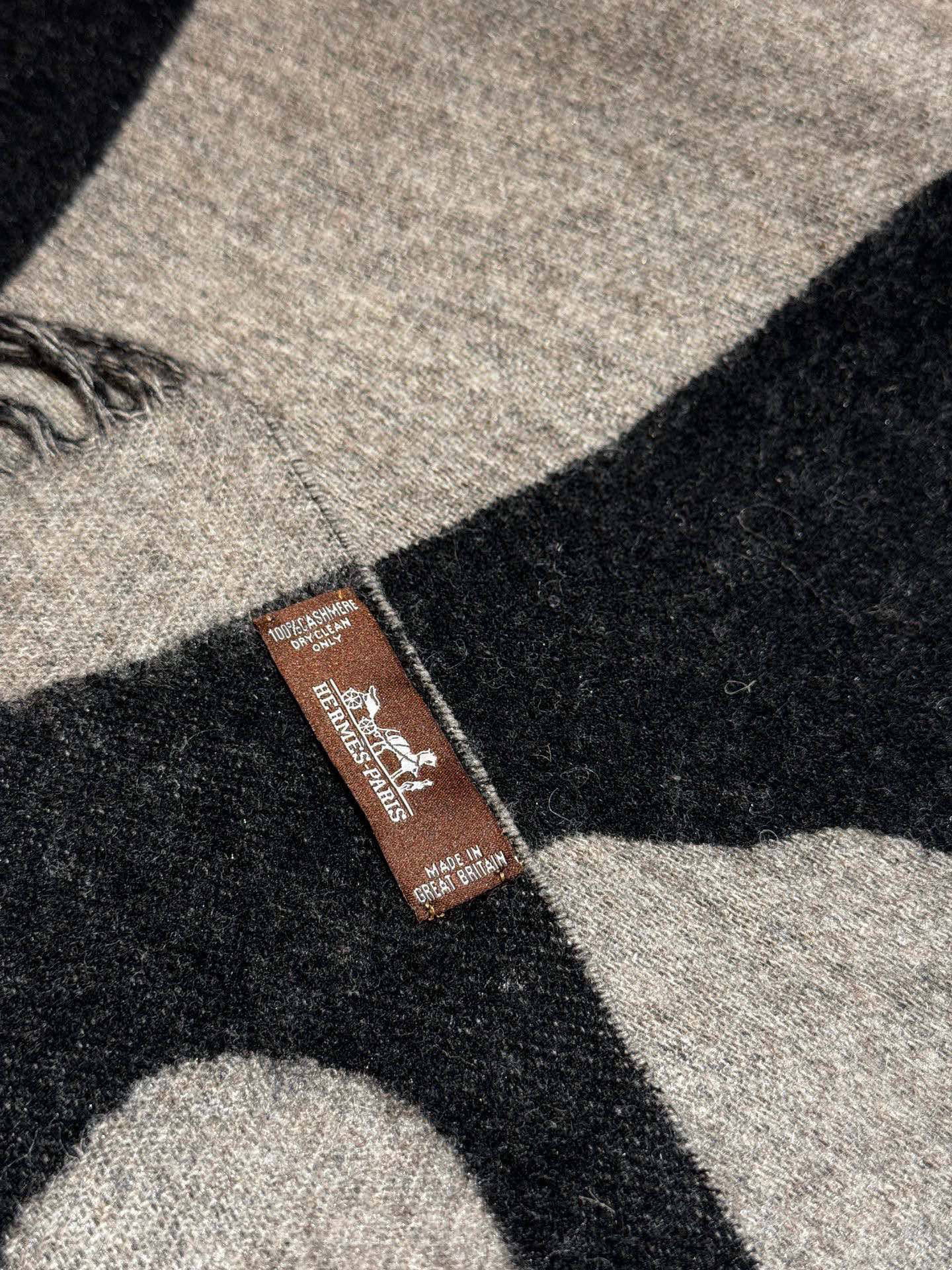   爱马仕新款 这款围巾采用细腻的撞色提花编织，呈现杰夫·麦克菲里奇（Geoff McFetridge）